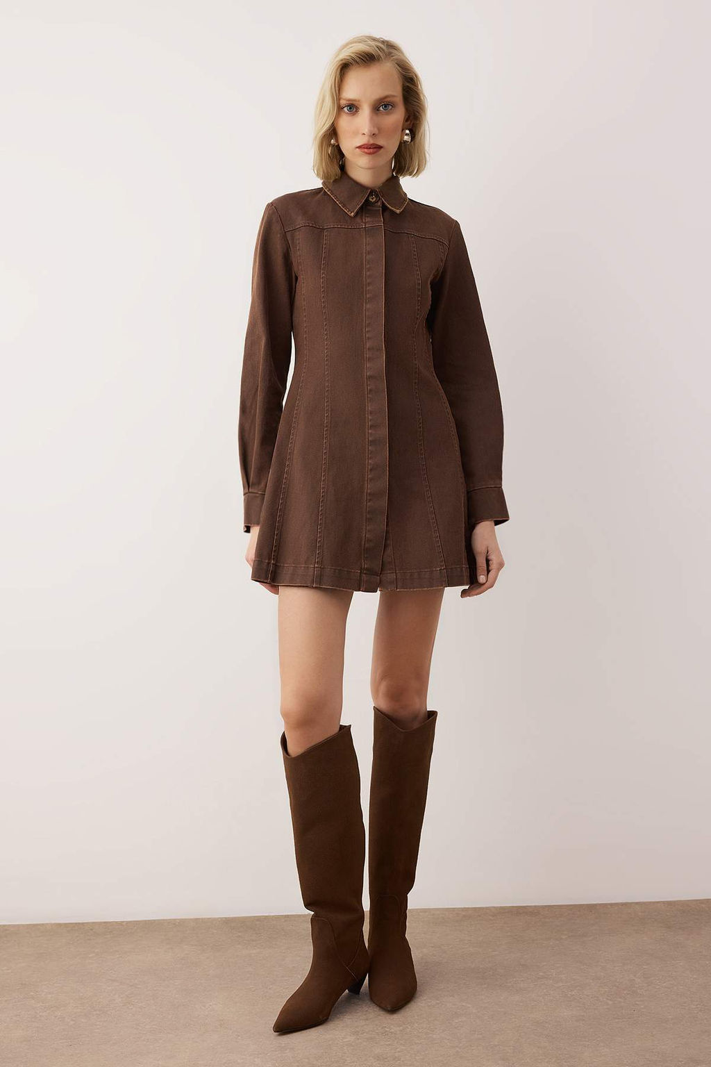 EXCLUSIVE Ozel Koleksiyon Kahverengi Mumlu Gabardin A-Line K?sa / Mini Dokuma Elbise TWOAW26EL00292 - Trendyolmilla фото 2