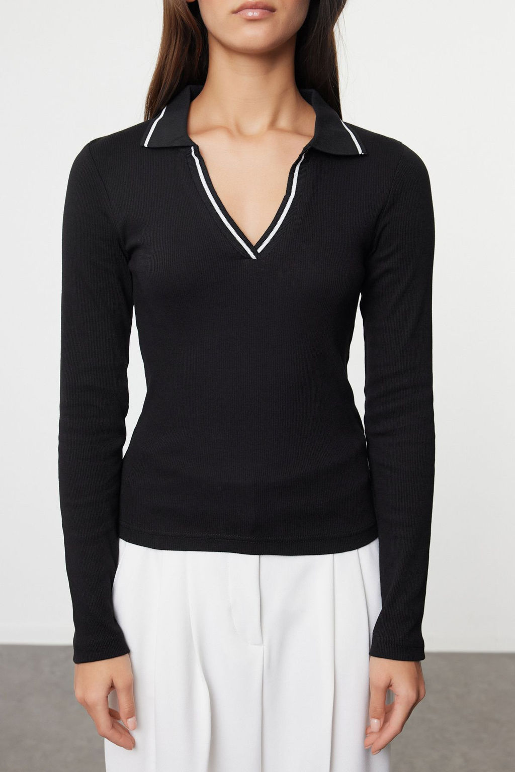 Siyah Triko Yaka Detayl? Fitted/Vucuda Oturan Fitilli Esnek Orme Bluz TWOAW25BZ00121