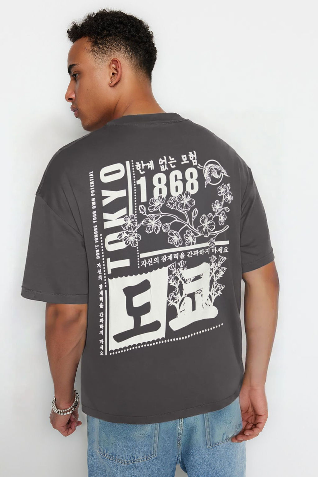 TRENDYOL MAN Lacivert Oversize/Genis Kesim Uzak Dogu Bask?l? K?sa Kol %100 Pamuklu T-Shirt TMNSS23TS00170