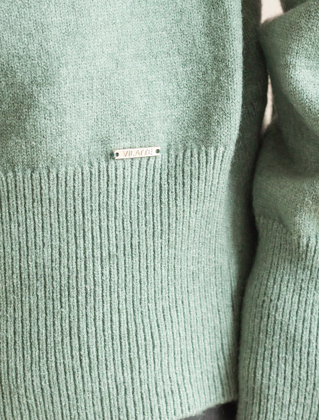 Свитер Vilatte D34.206 из пряжи с кашемиром светло-оливковый меланж  фото 6