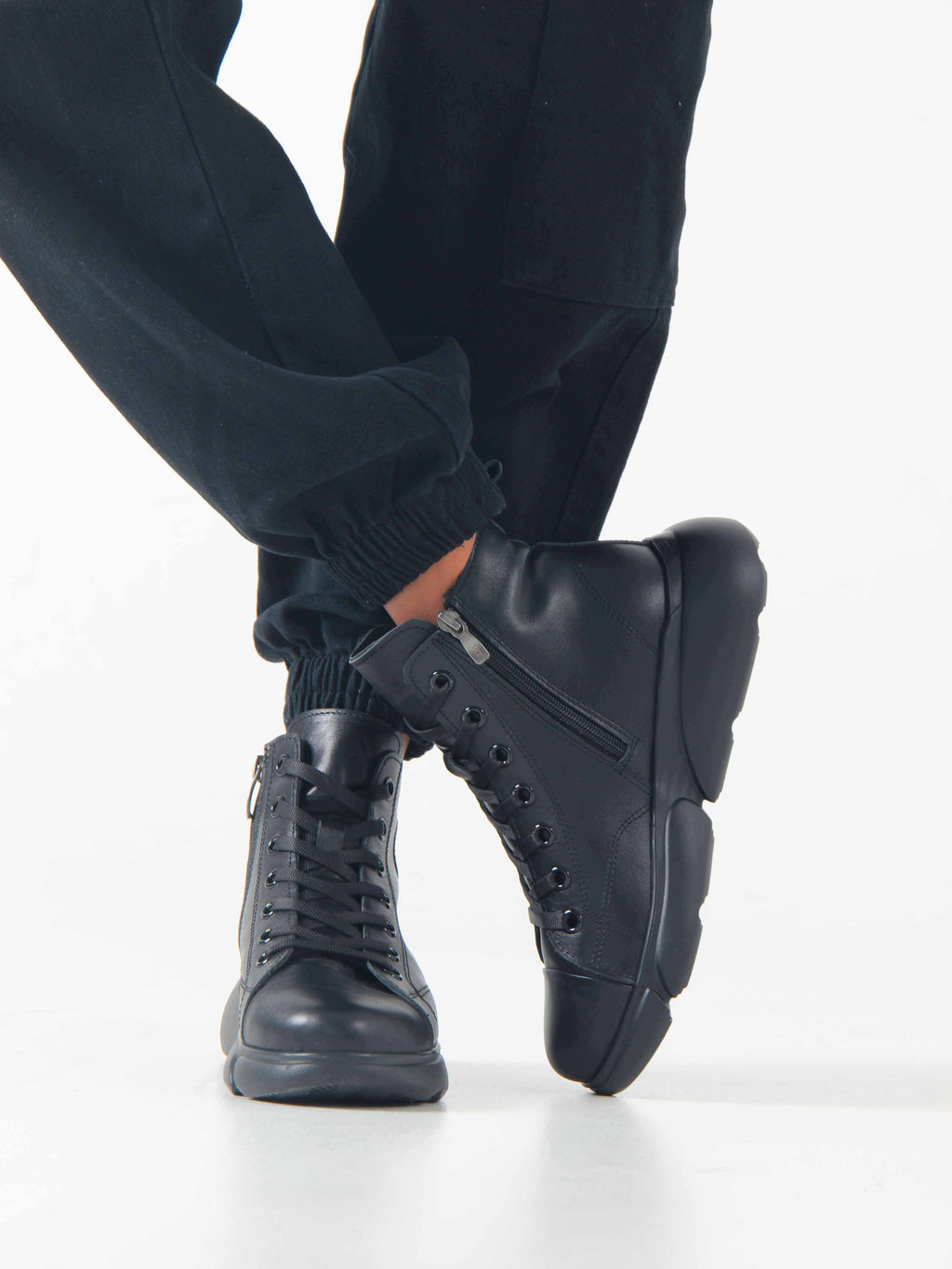 Ботинки 213.ariyabl. black/Байка