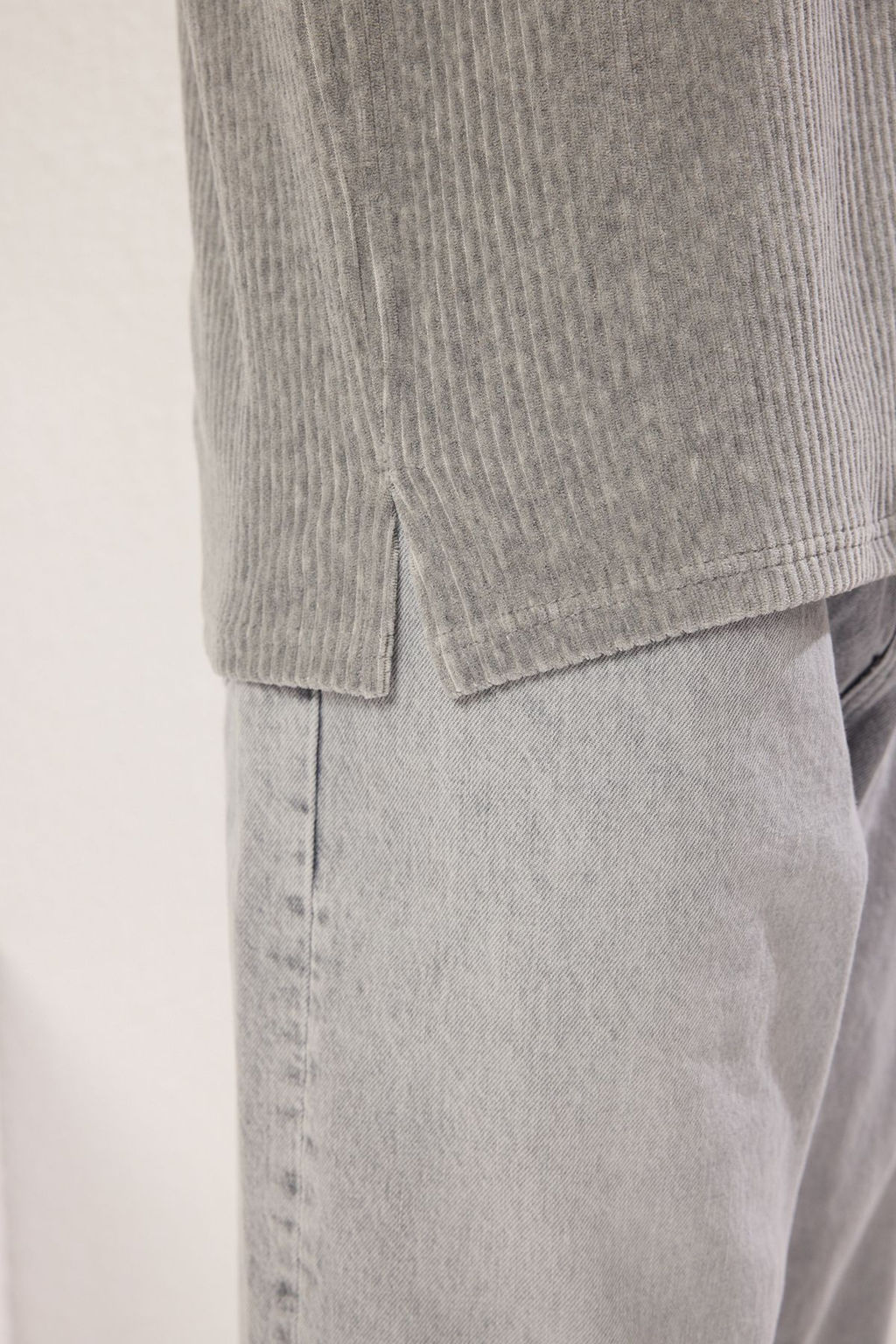 TRENDYOL MAN Gri Oversize/Genis Kesim Yumusak Tuseli Kadife Gorunumlu T-Shirt TMNSS25TS00106 - Trendyolmilla фото 5