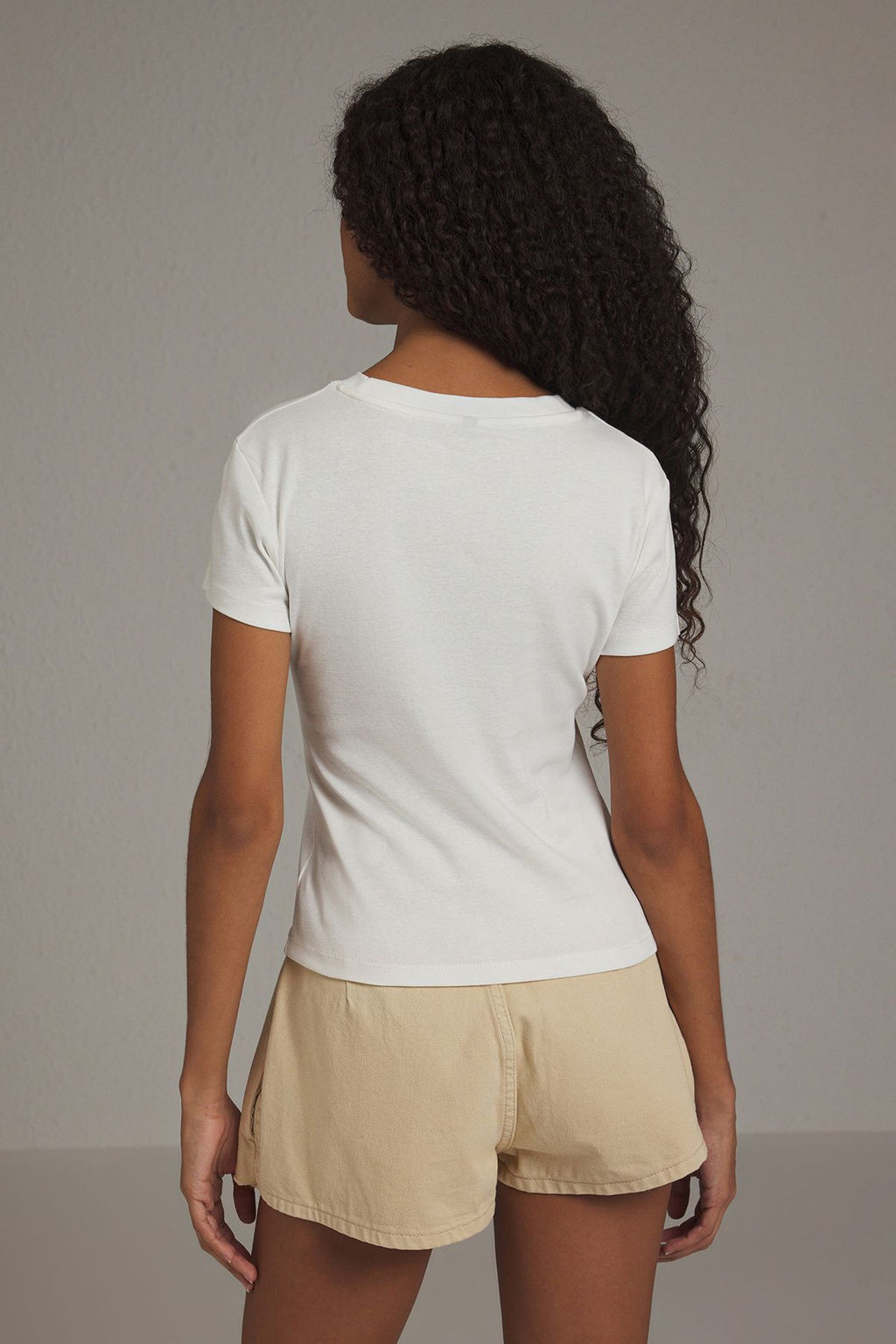 Ekru Geyik Bask?l? Fitted/Vucuda Oturan Orme T-Shirt TWOSS25TS00095