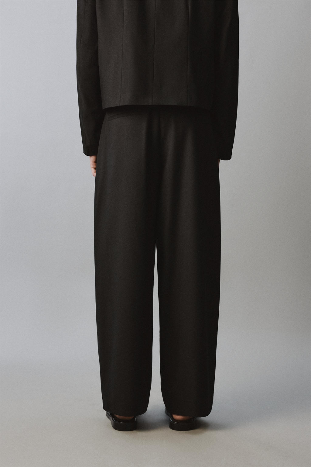 PANTAL?N RELAXED FIT PLIEGUES TRAJE / Negro