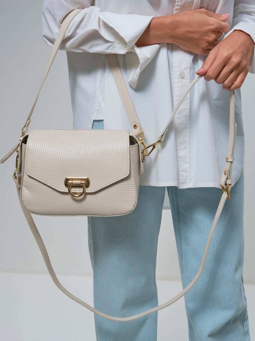 Сумка кожаная через плечо Azaro 3684 бежевая лиана