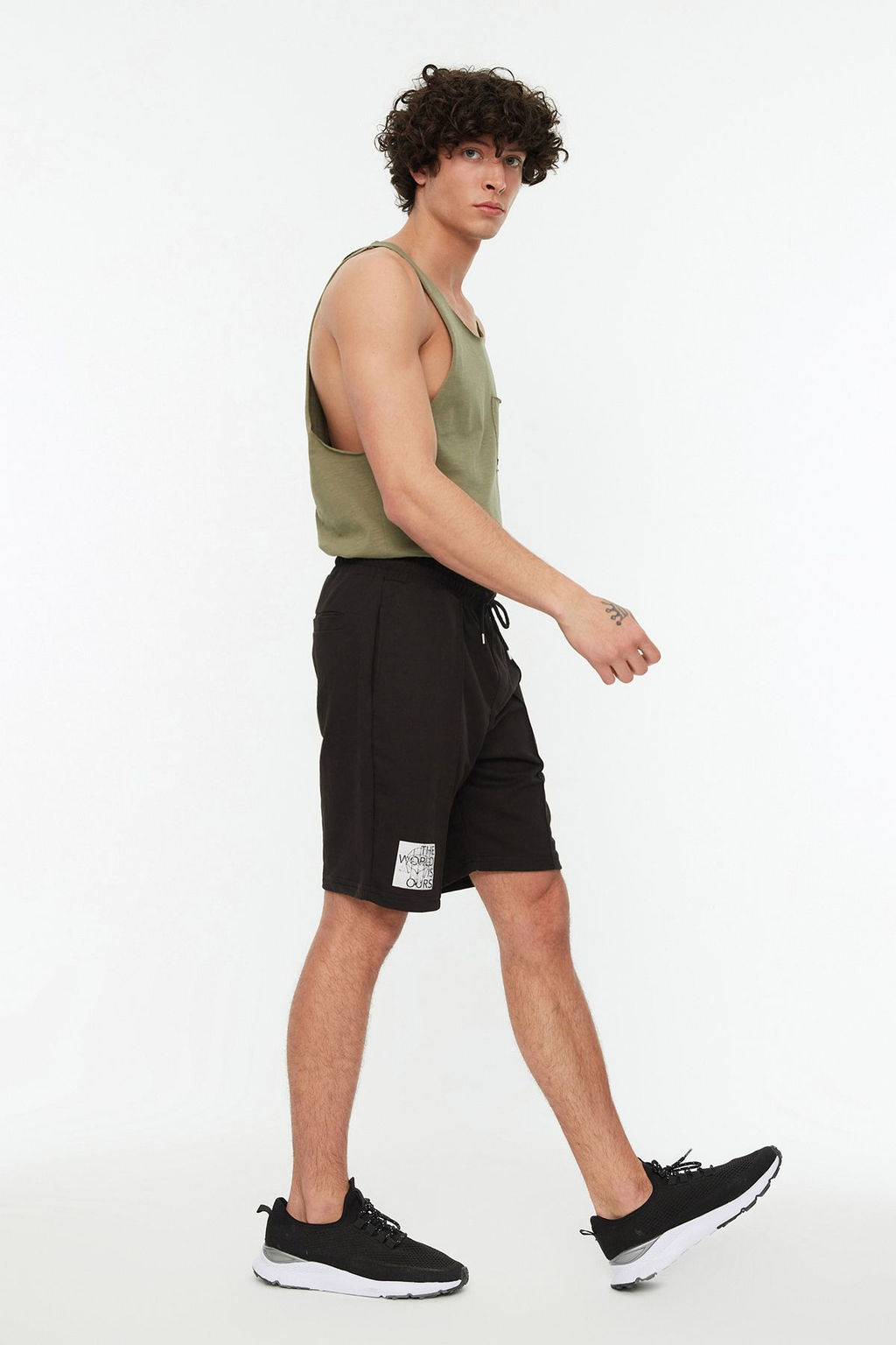 TRENDYOL MAN Siyah Regular/Normal Kesim Orta Boy Lastik Bel Bagc?kl? Dikisli Bask?l? Sort TMNSS21SR0212