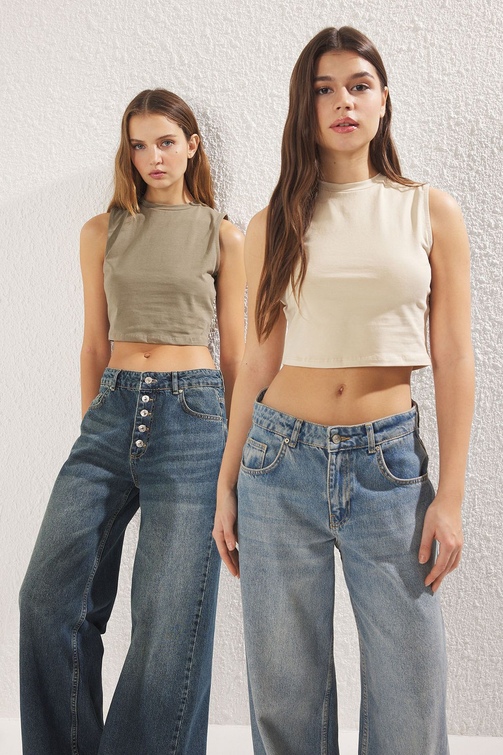 TRENDYOLMILLA Siyah-Beyaz 2li Paket Kolsuz Crop Pamuklu Esnek Orme Atlet TWOSS23AL00010