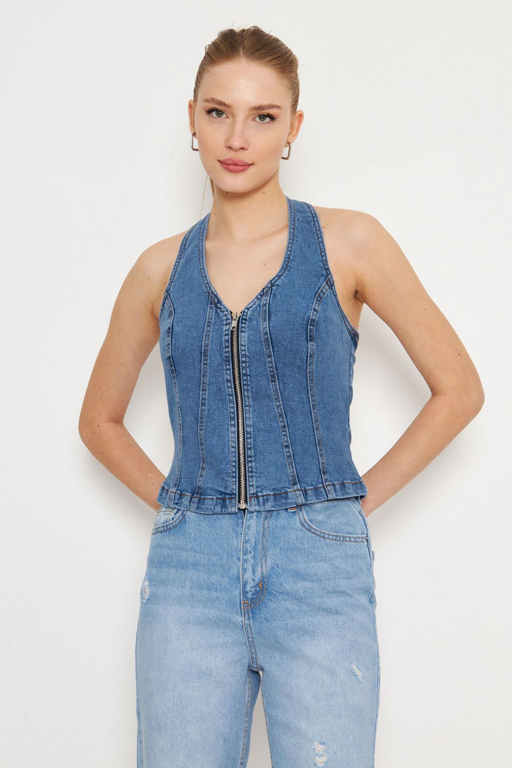 Trendyolmilla Ac?k Mavi Onu Fermuarl? Halter Yaka Fitted Denim Bluz TWOSS25BZ00068