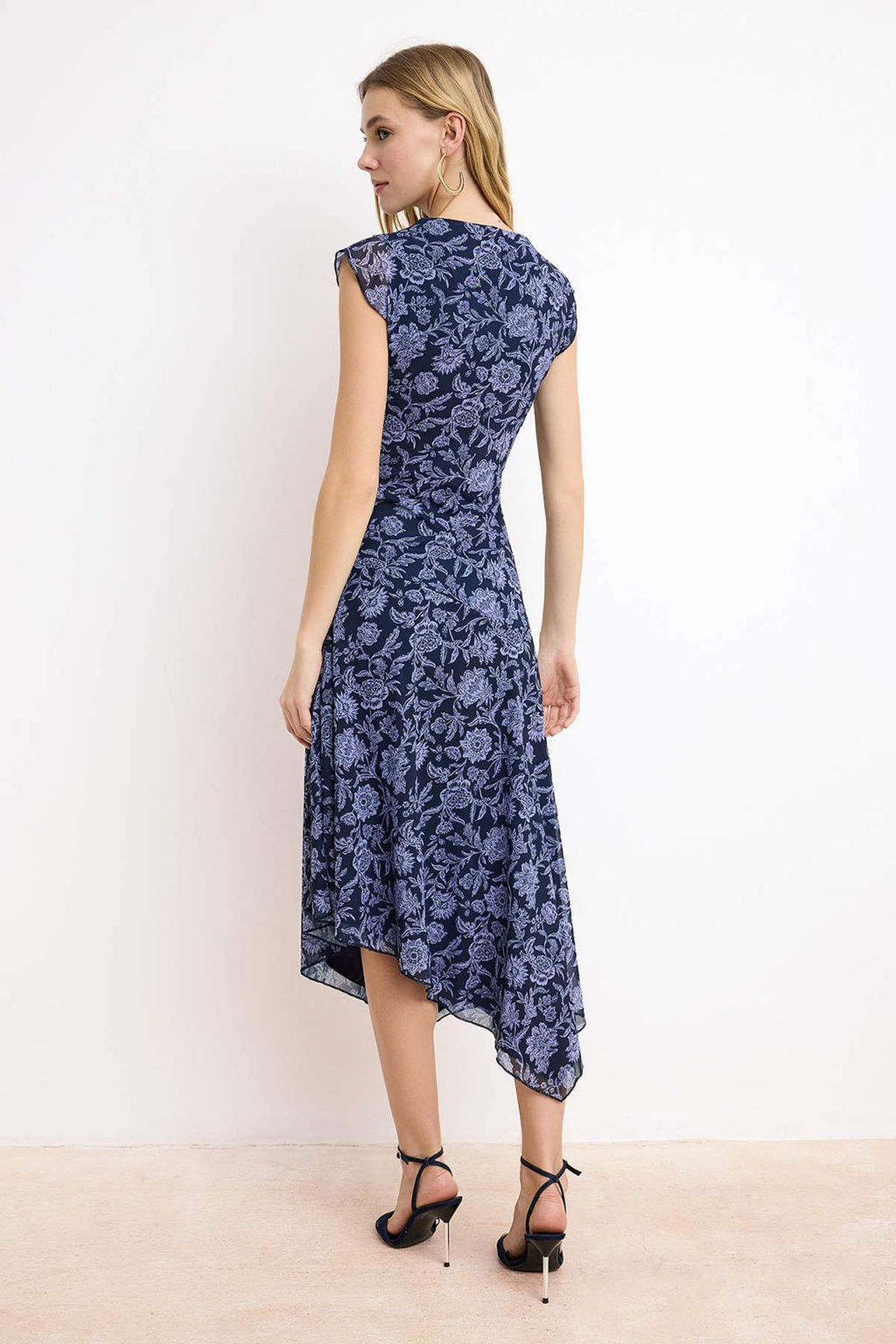 Cok Renkli Bask?l? Belden Ac?lan Kay?k Yaka Kolsuz Buzgulu Maxi Tul Orme Elbise TWOSS26EL00028