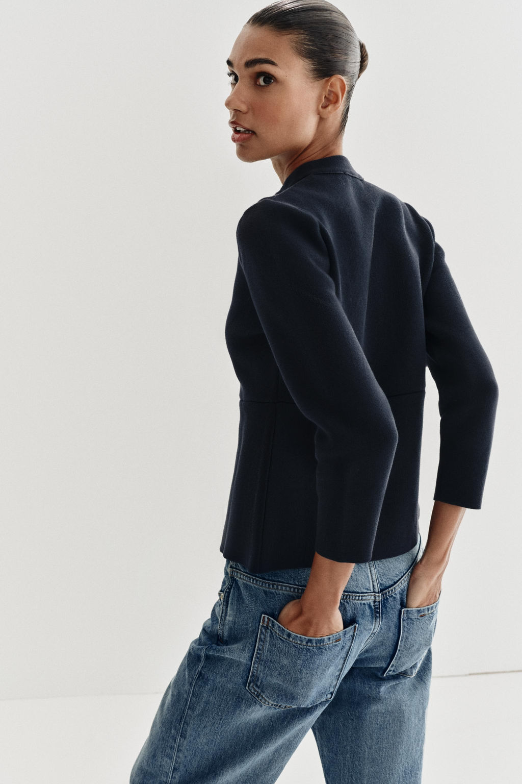 CHAQUETA PUNTO PEPLUM BOT?N DORADO / Marino