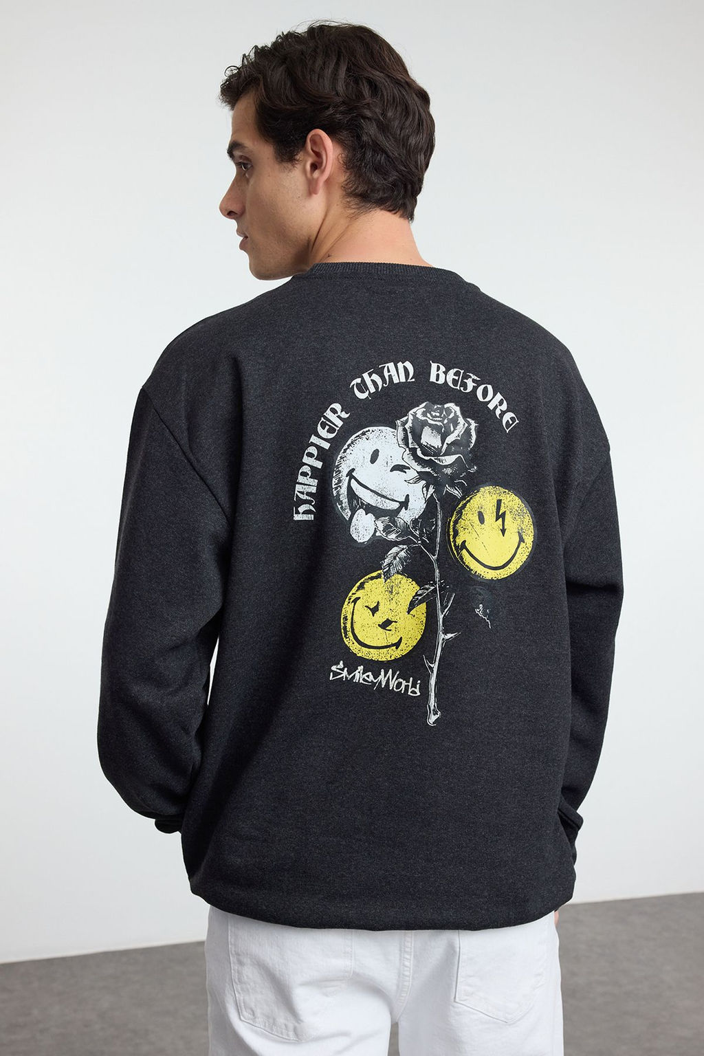 TRENDYOL MAN Un?sex Antrasit Oversize/Genis Kesim Smiley Orijinal Lisansl? S?rt Bask?l? Sweatshirt TMNAW25SW00132 - Trendyolmilla фото 5