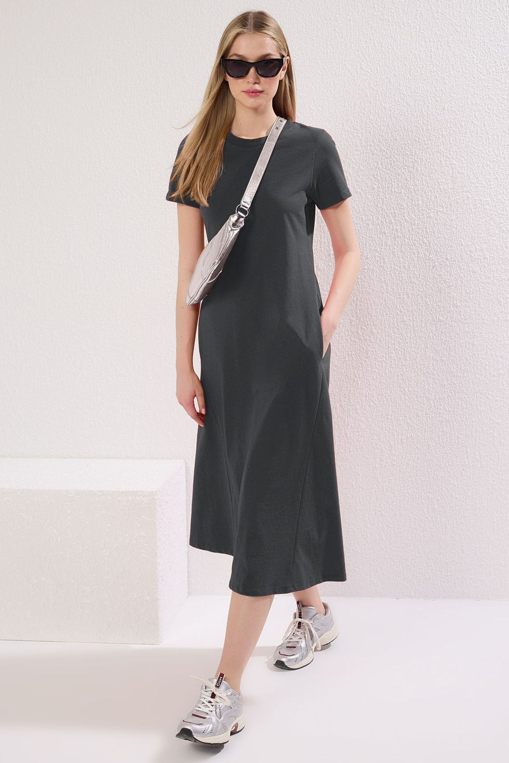 TRENDYOLMILLA Siyah Cepli Premium Bisiklet Yaka A-Line Orme Midi Elbise TWOSS24EL00169  фото 21