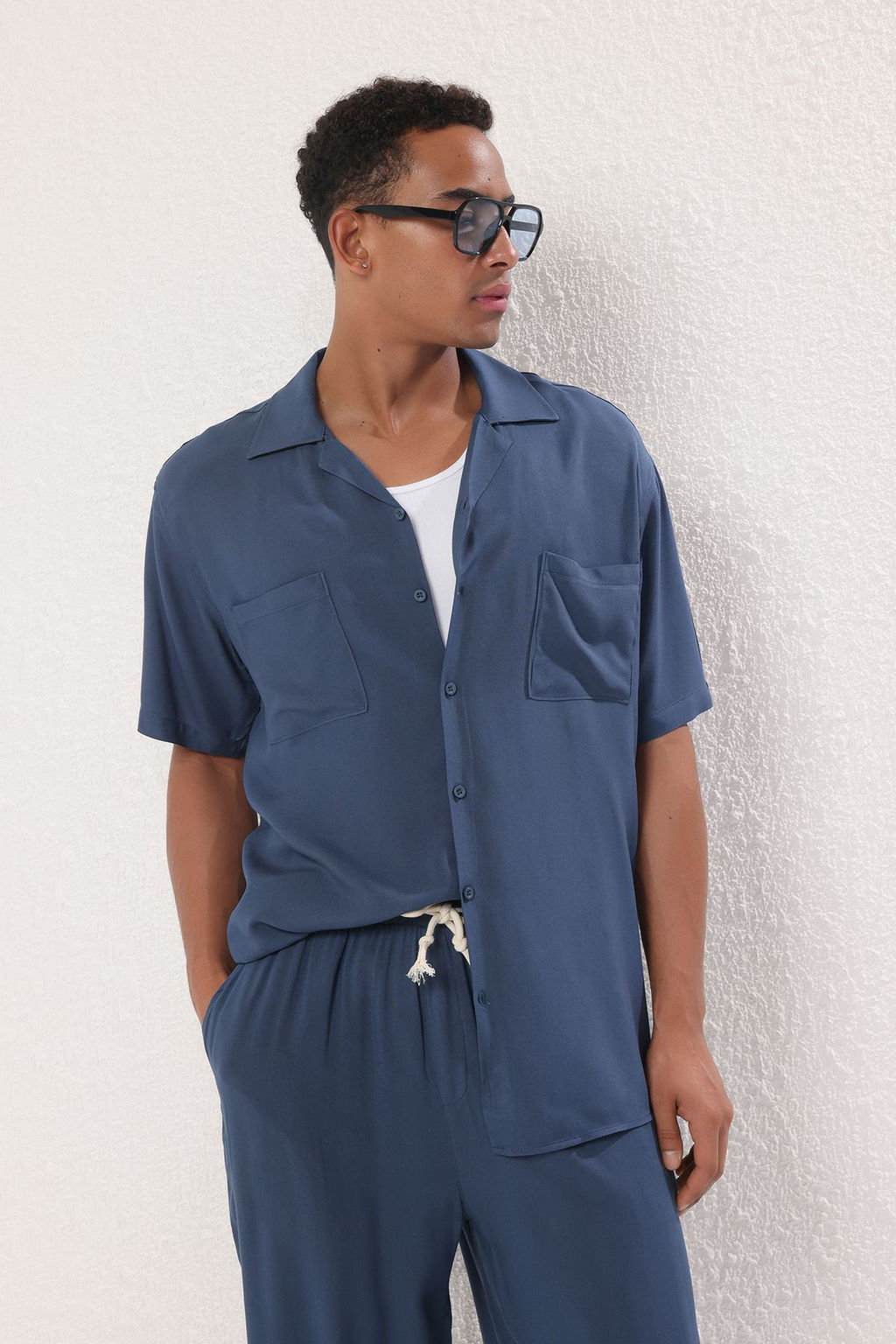 TRENDYOL MAN Lacivert More Sustainable Regular Fit Dusuk Omuz Cepli Viskon Yazl?k Gomlek TMNSS25GO00005 - Trendyolmilla фото 2