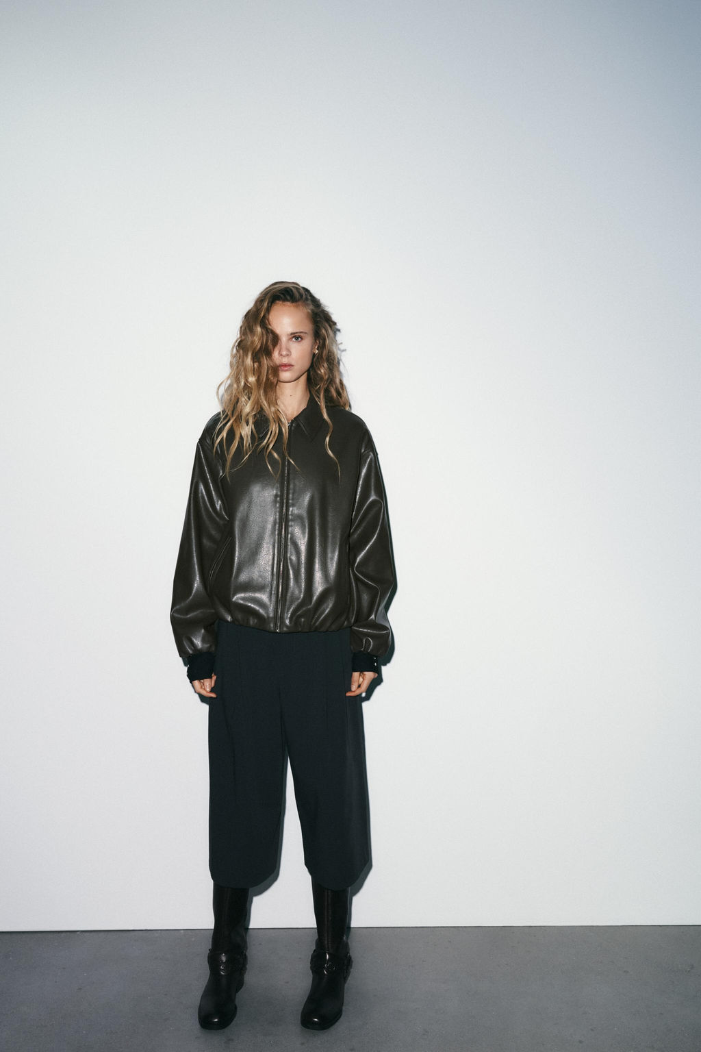 LEATHER EFFECT JACKET WITH ELASTICATED DETAILS - Zara фото 8