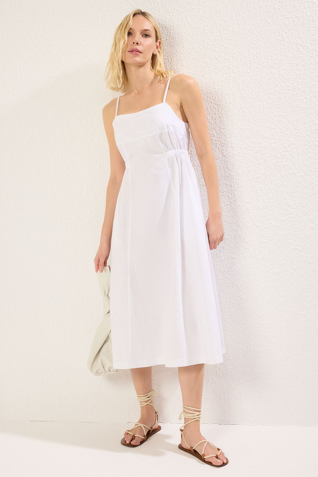 Beyaz Etegi Belden Ac?lan Bel Dekolteli Poplin Midi Dokuma Elbise TWOSS25EL00037