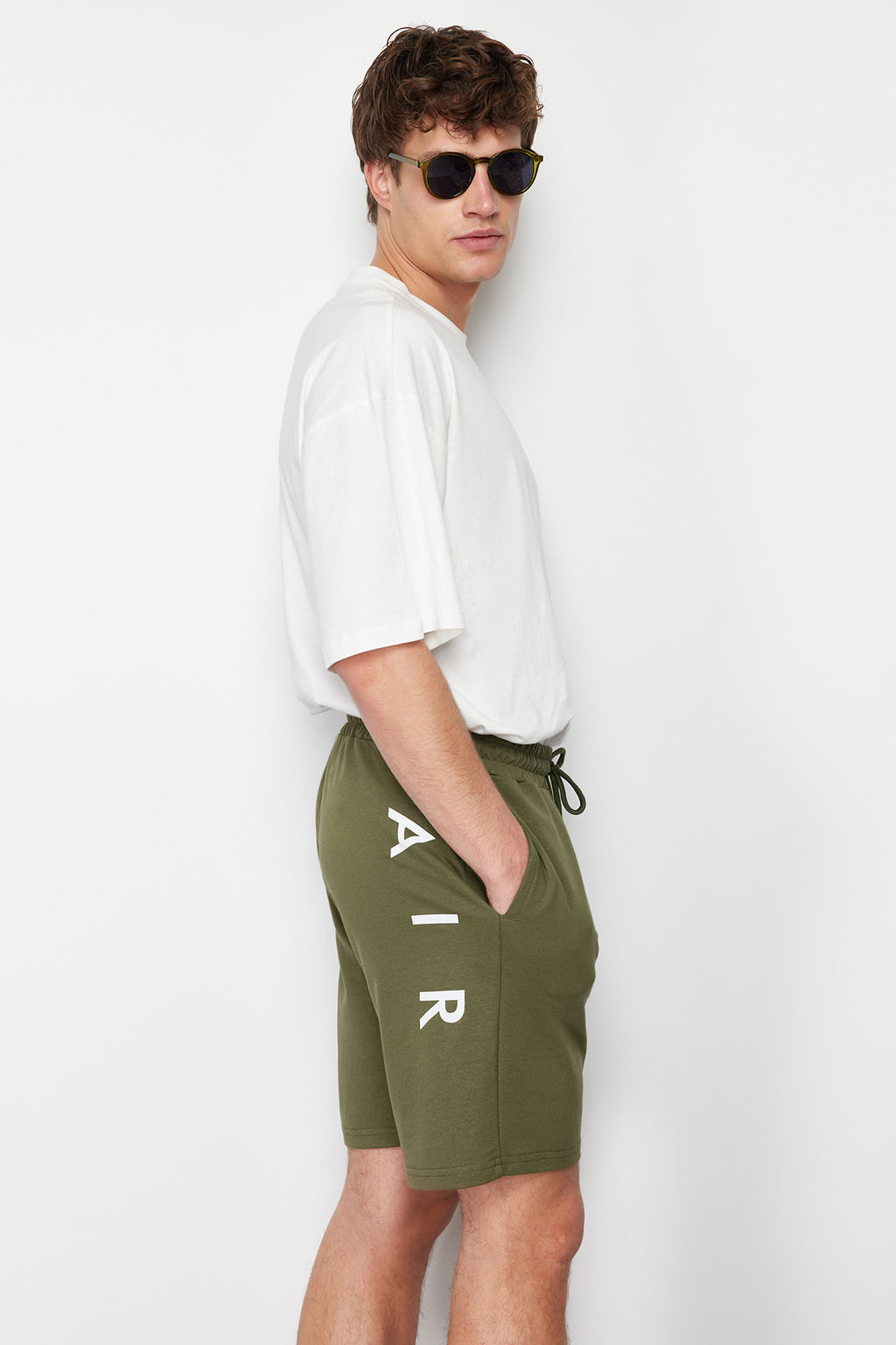 Haki Regular/Normal Kesim Orta Boy Yaz? Bask?l? Sort TMNSS21SR0377