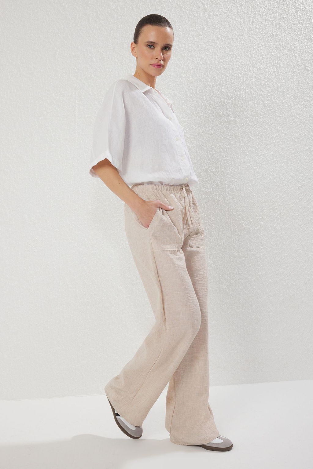 Trendyolmilla Tas Keten Gorunumlu Baglama Detayl? Wide Leg/Genis Paca Dokuma Pantolon TWOSS25PL00109 фото 2