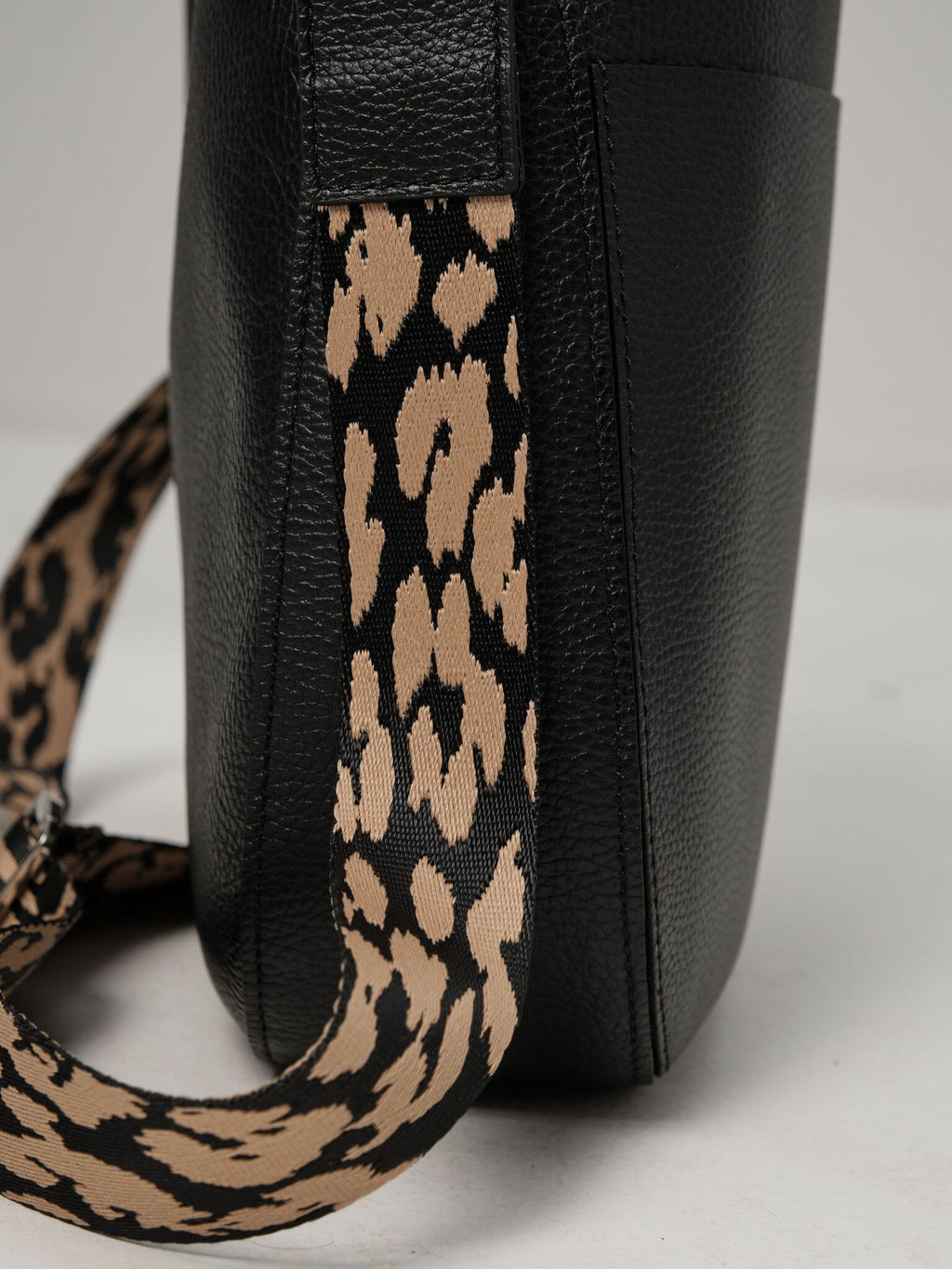 Сумка кожаная на плечо Azaro 30868 черный