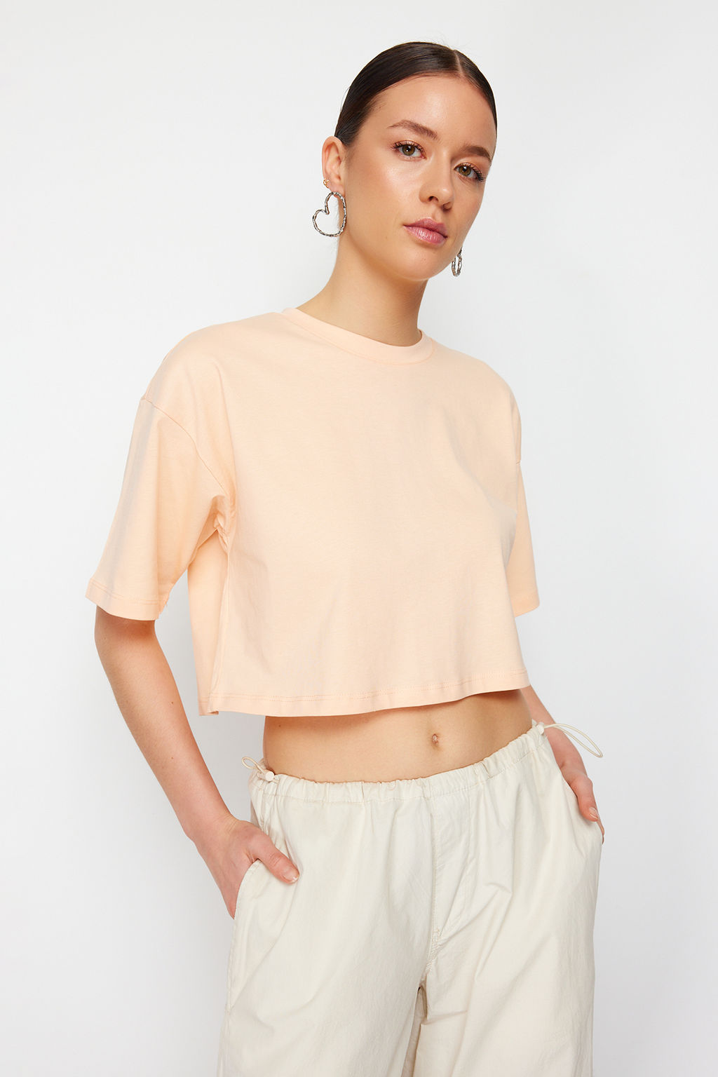 TRENDYOLMILLA Beyaz %100 Pamuk Premium Crop Bisiklet Yaka Orme T-Shirt TWOSS23TS00038  фото 18