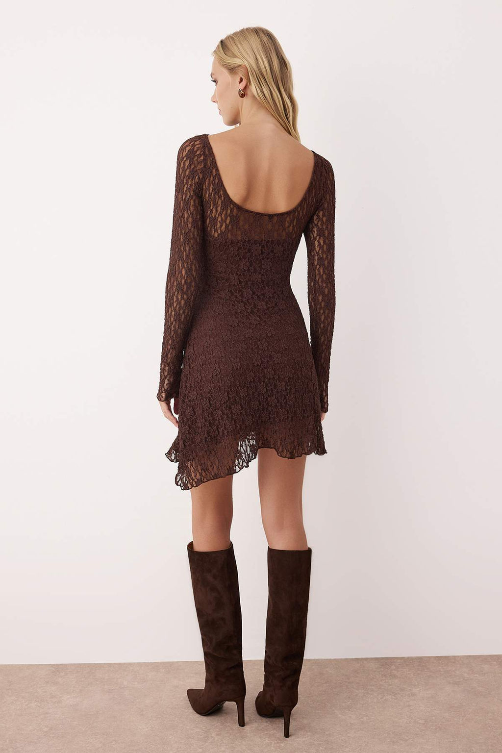 Kahverengi S?rt Dekolteli Asimetrik Detayl? Mini/K?sa Dantel Esnek Orme Elbise TWOSS25EL00903 - Trendyolmilla фото 4
