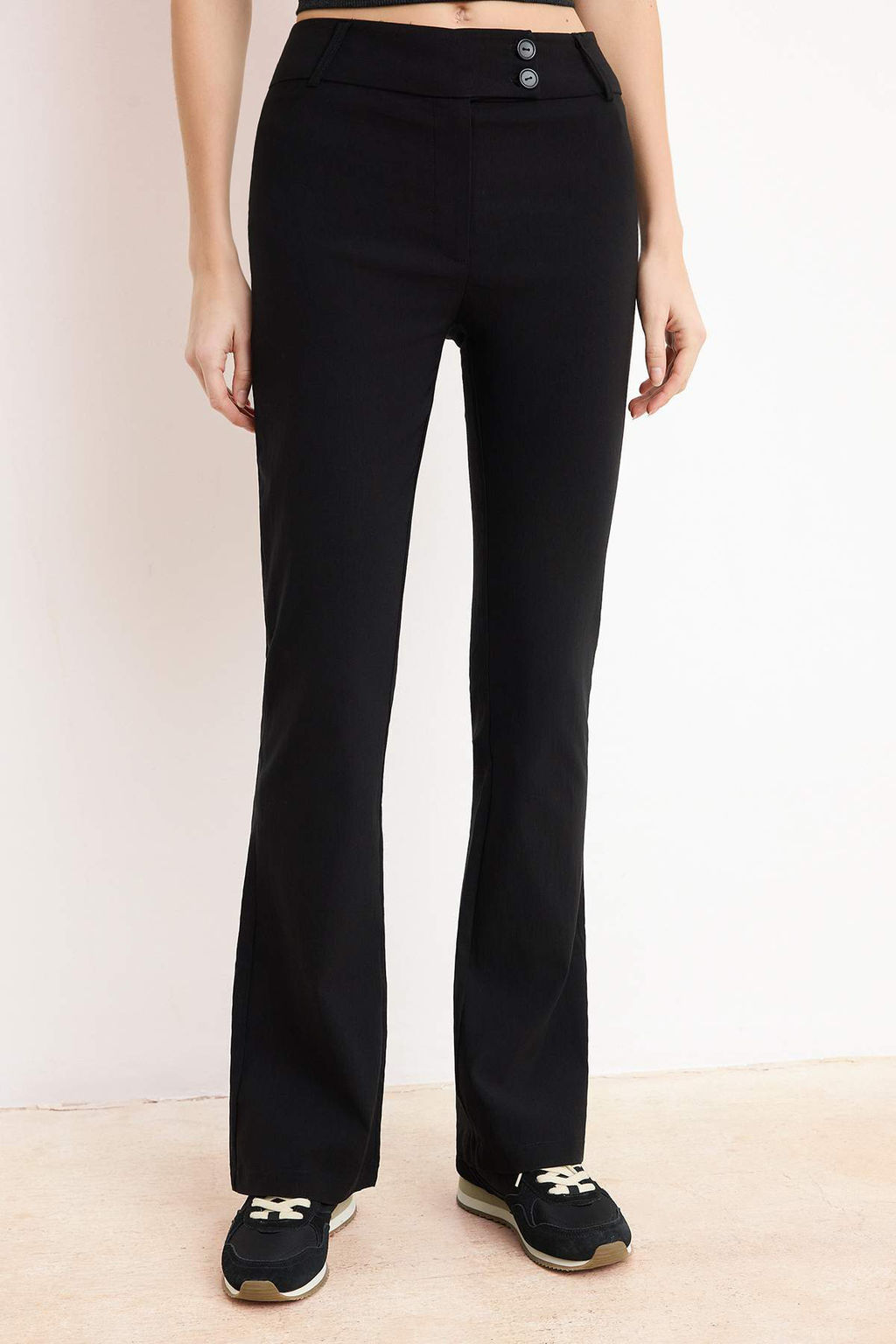 Siyah Bengalin Esnek Kumas Flare Dusuk Bel Pantolon TWOSS26PL00006 - Trendyolmilla фото 5