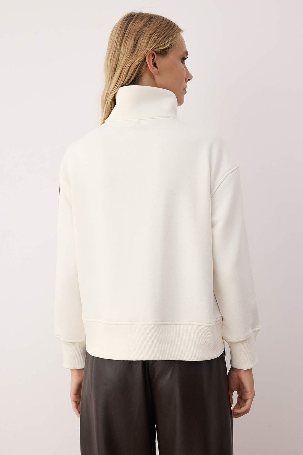 Ekru Fermuarl? Polo Yaka Serit Detayl? Regular/Normal Kesim Orme Sweatshirt TWOAW26SW00034