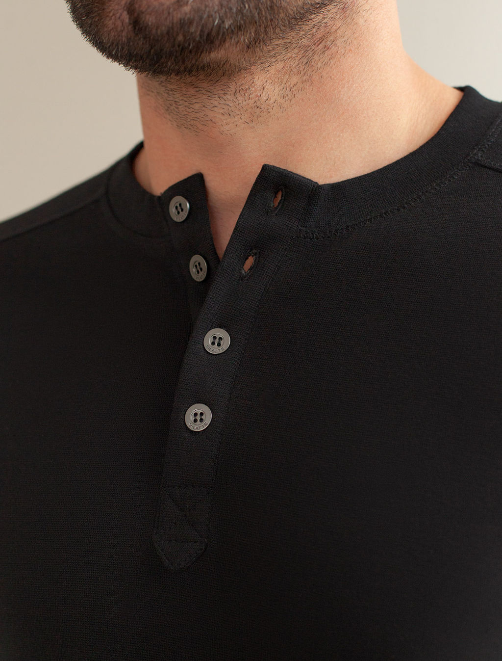 Лонгслив с воротником на пуговицах и декоративными швами из премиального хлопка с эластаном - Vilatte фото 2