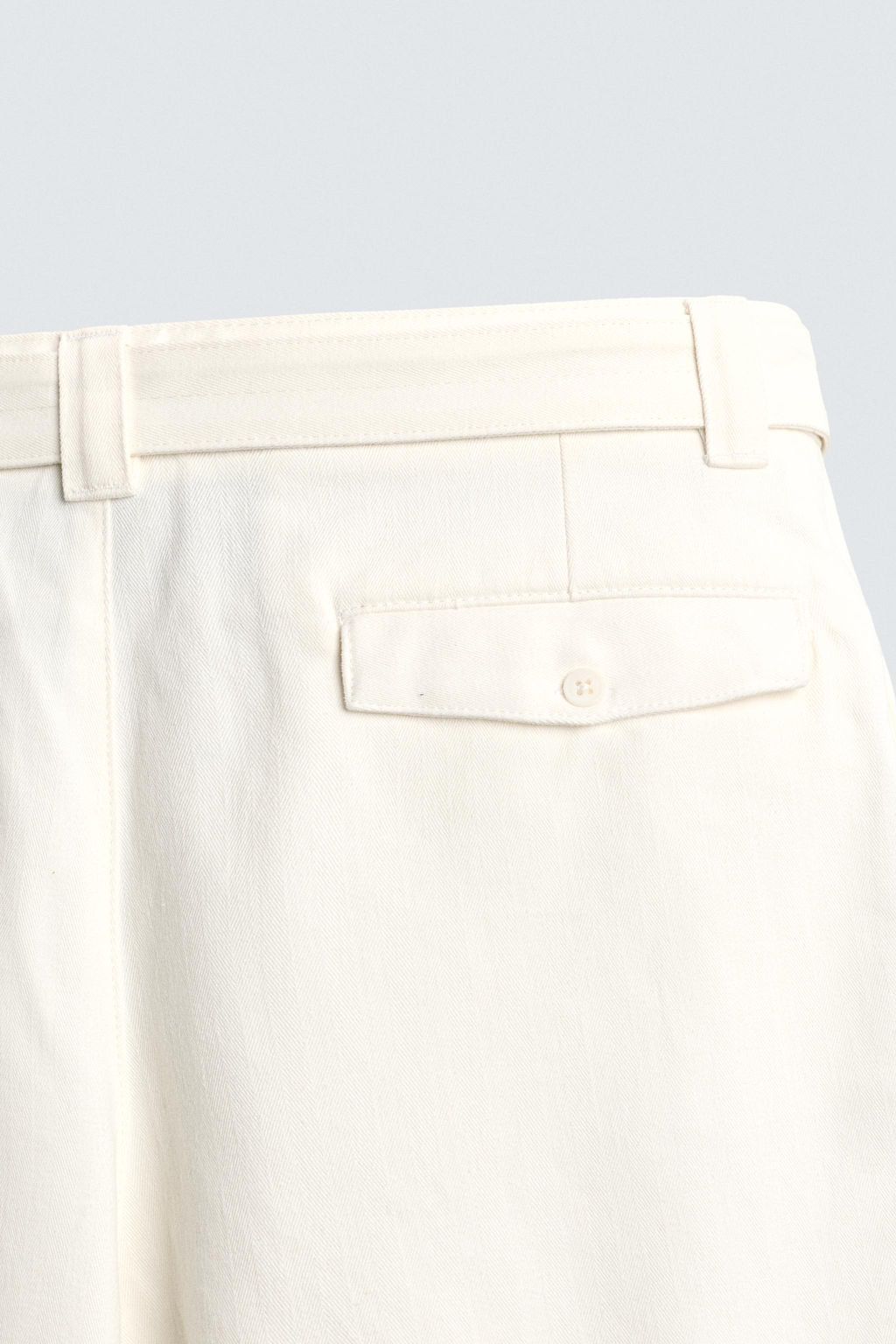 BERMUDA RELAXED FIT PLIEGUES CINTUR?N / Blanco roto