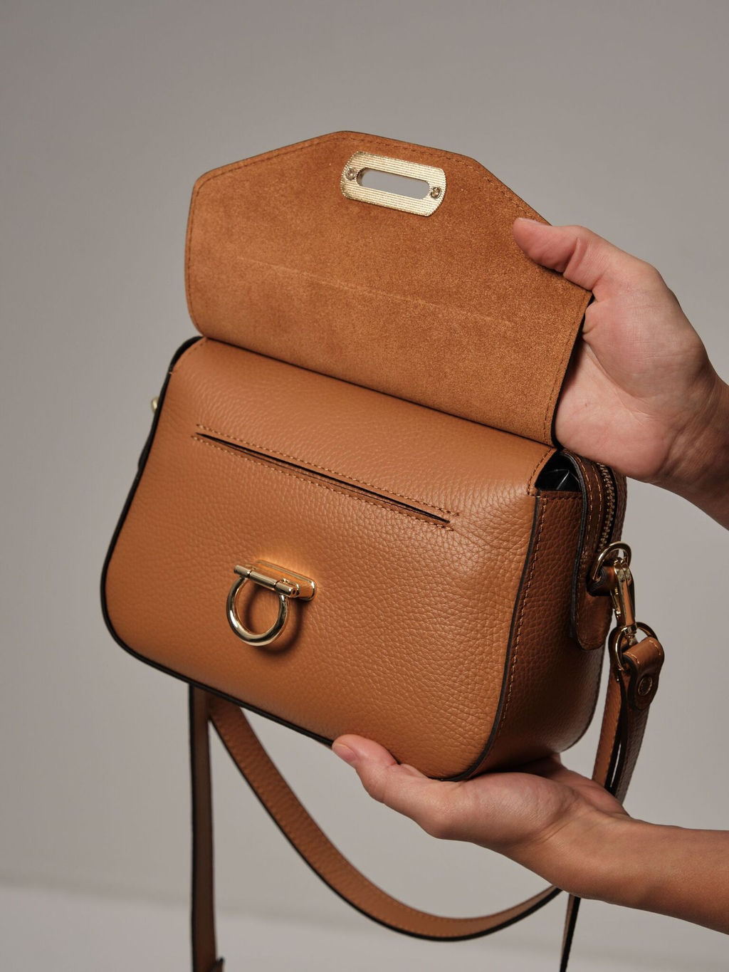 Сумка кожаная через плечо Azaro 3684 коричневый лист