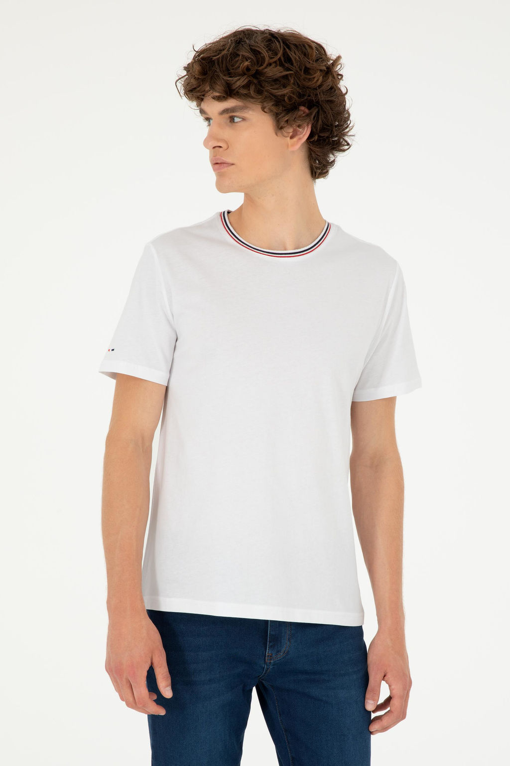 Мужская белая футболка Неожиданная скидка в корзине