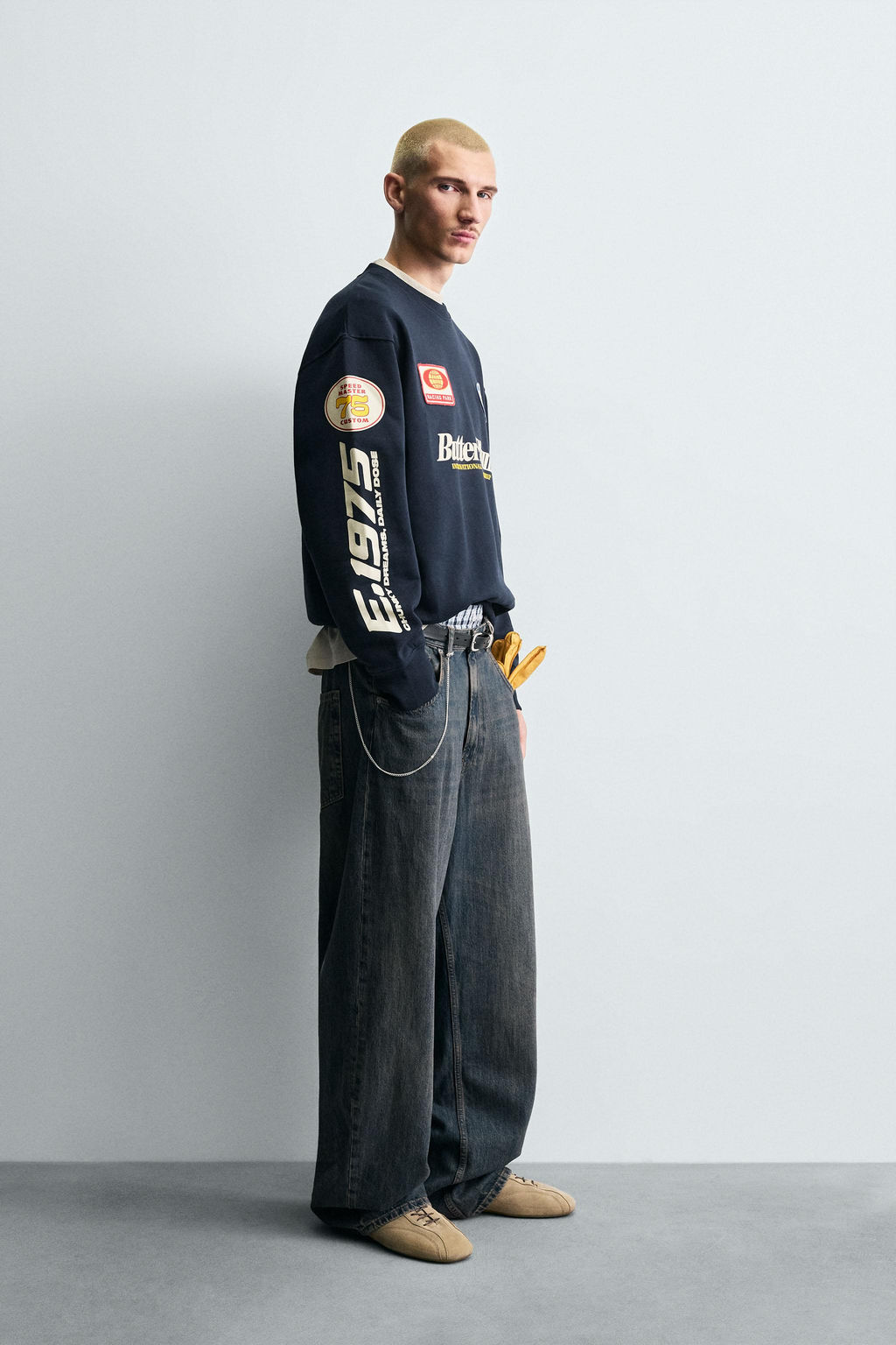 ROUND NECK PATCH SWEATSHIRT