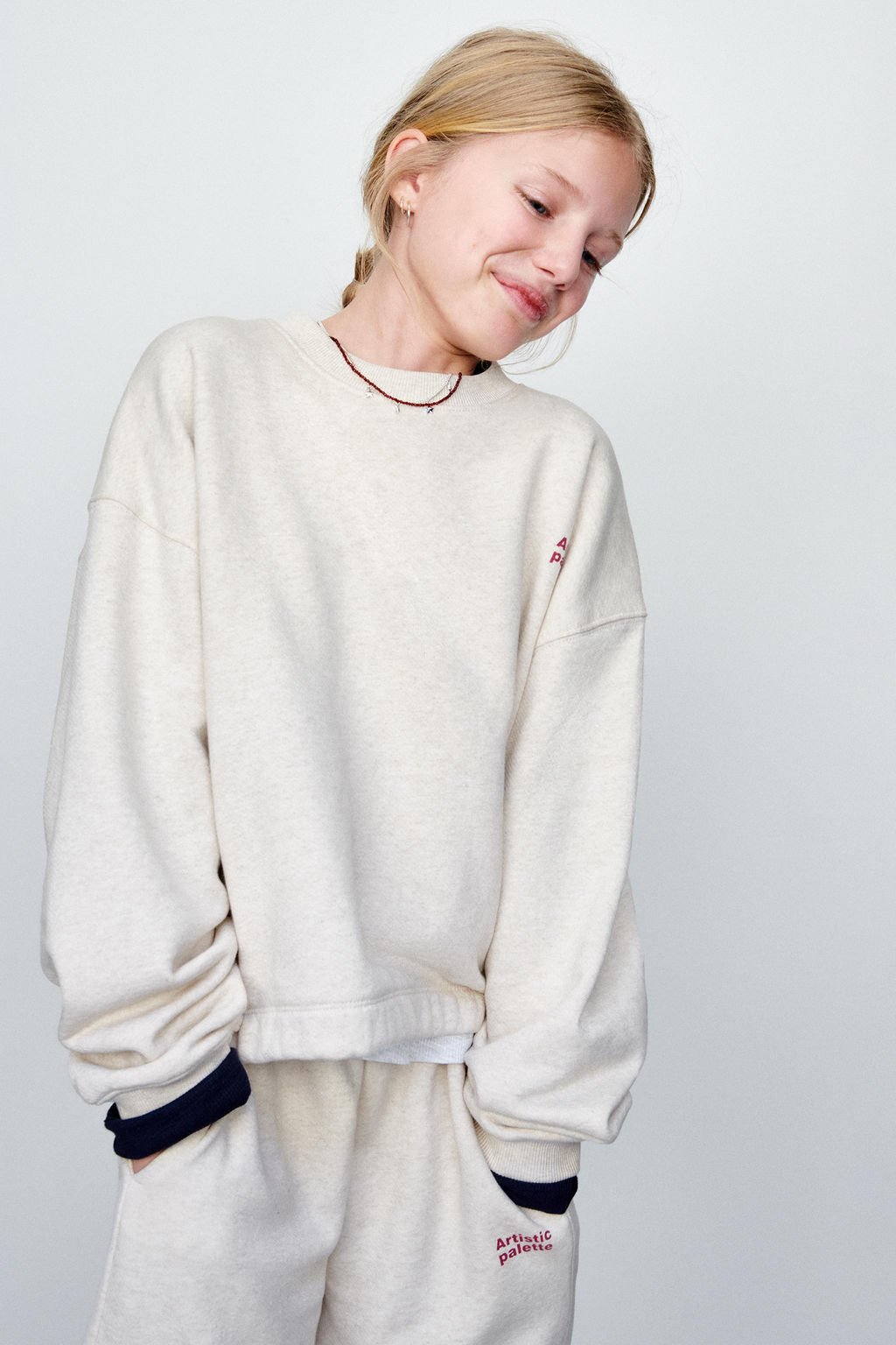 CONJUNTO SUDADERA Y PANTAL?N FELPA TEXTO / Arena / Vigor? - Zara фото 10