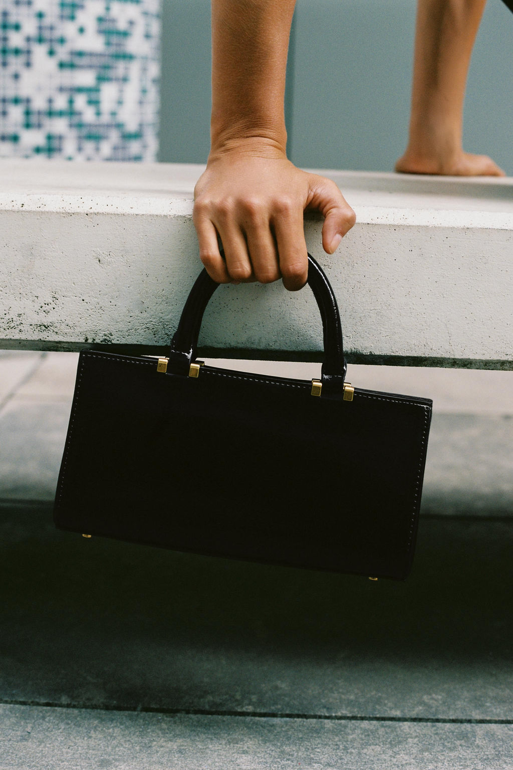 TEXTURED HANDBAG