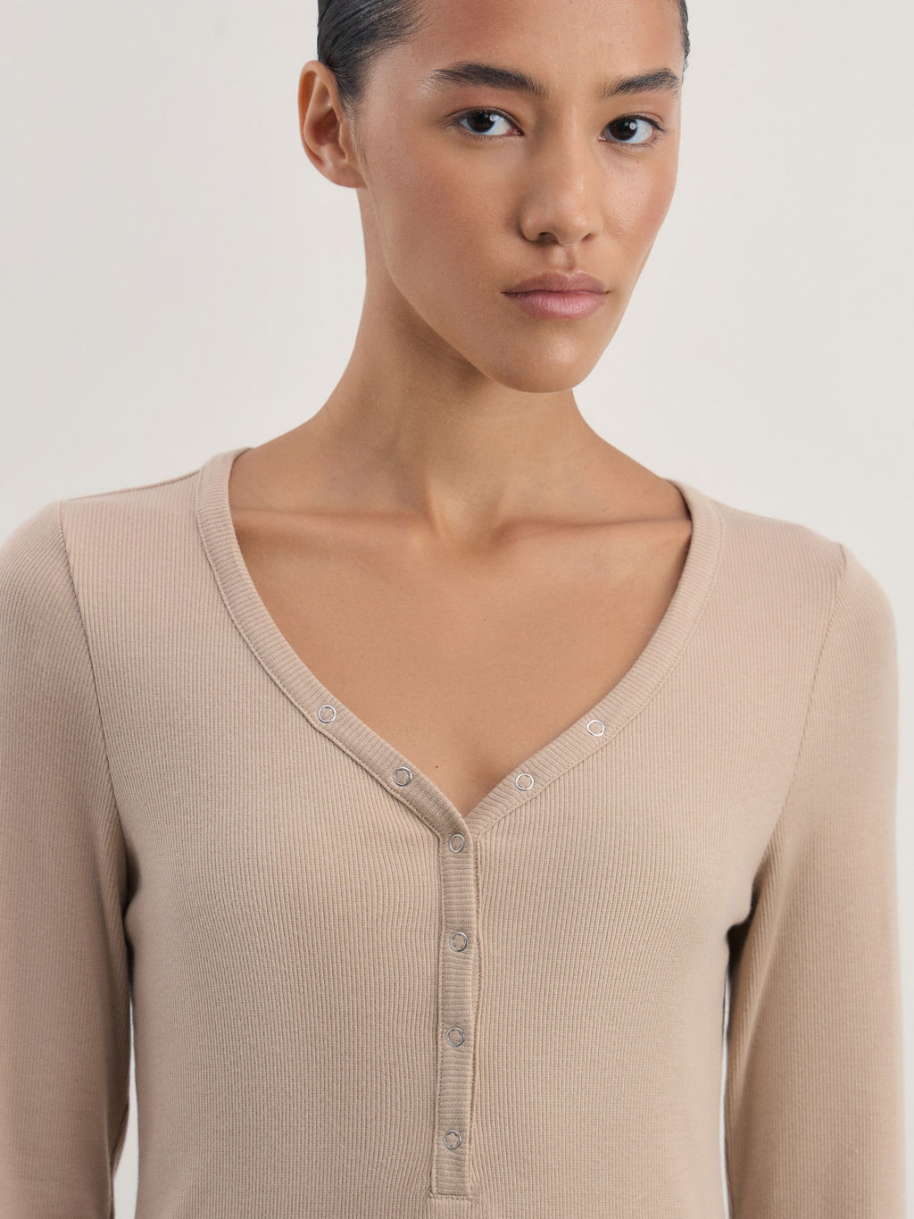 Лонгслив с V-образным вырезом в риб / Zarina  фото 6