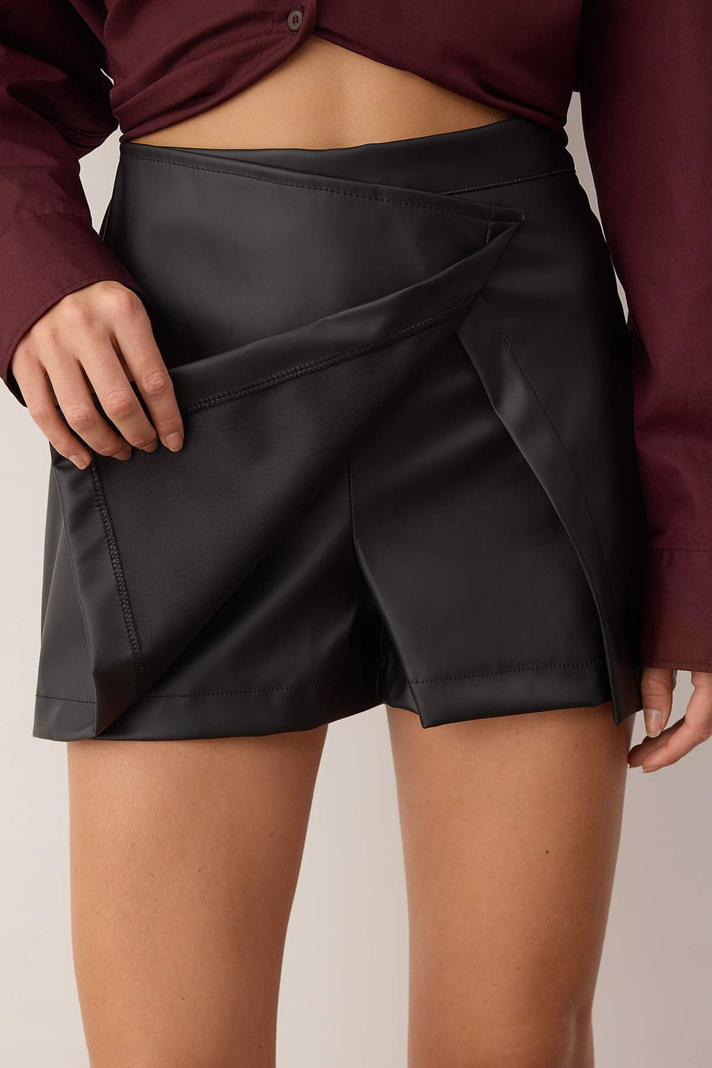 Siyah Suni Deri Mini Sort Etek Sort & Bermuda TWOAW26SR00036