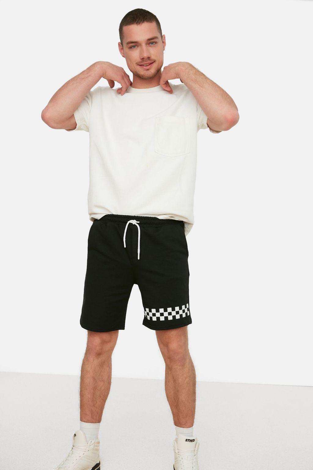 TRENDYOL MAN Siyah Regular/Normal Kesim Orta Boy Geometrik Bask?l? Sort TMNSS21SR0140