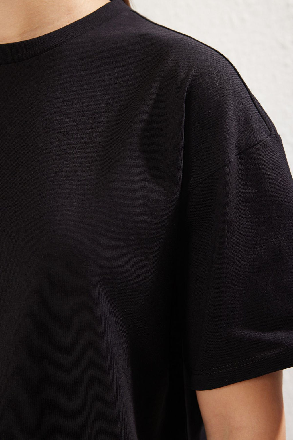 TRENDYOLMILLA Visne Curugu %100 Suprem Oversize/Genis Kesim Asimetrik S?rt Detayl? Orme T-Shirt TWOSS25TS00040  фото 4