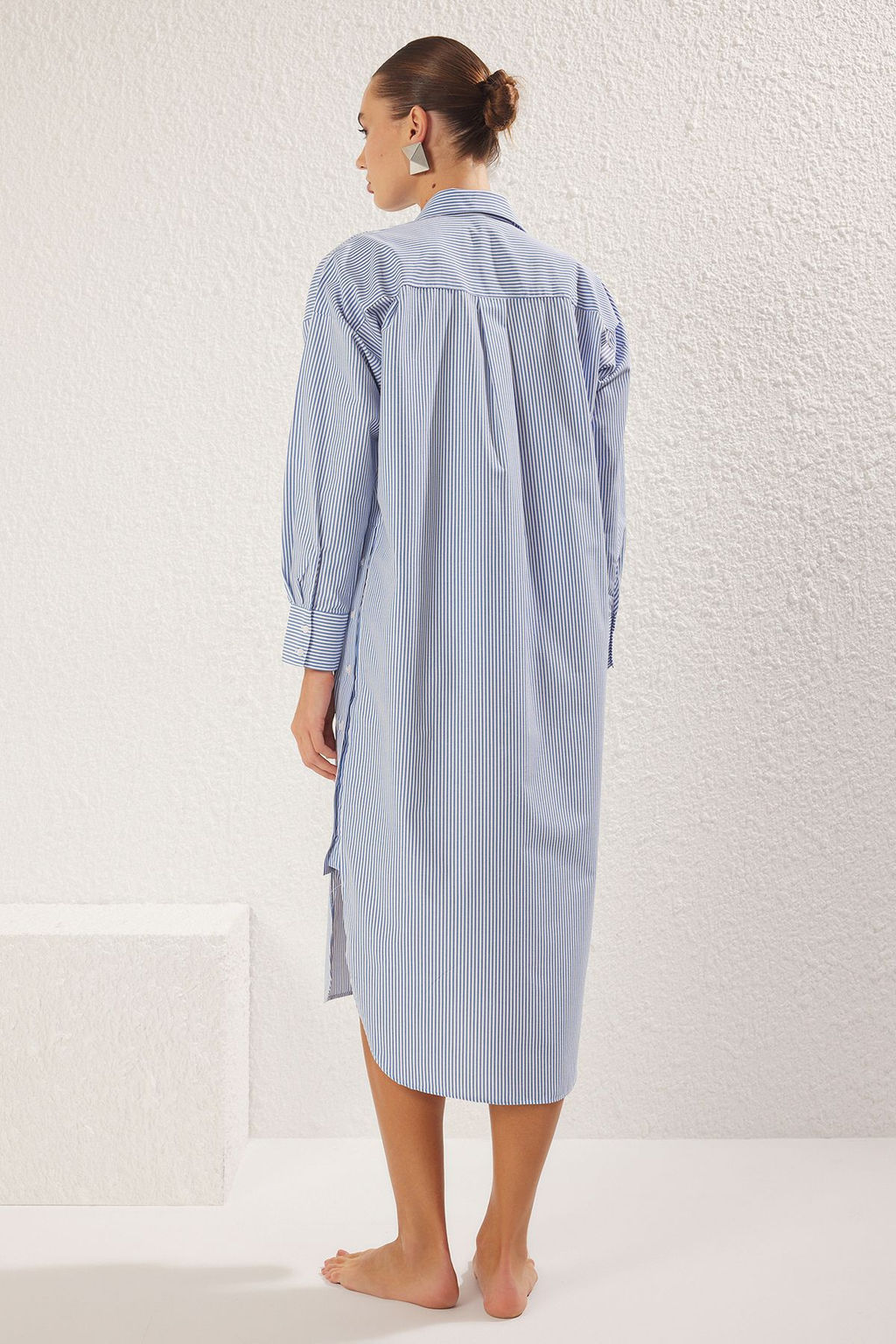 Trendyolmilla Mavi Cizgili Midi Dokuma Plaj Elbisesi TBESS25EL00024 фото 5