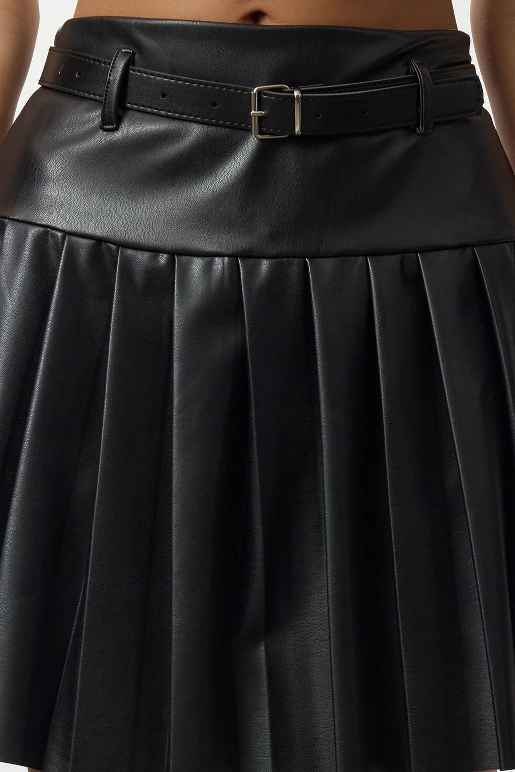 TRENDYOLMILLA Siyah Piliseli Kemer Detayl? Mini Etek TWOAW25ET00154 фото 3