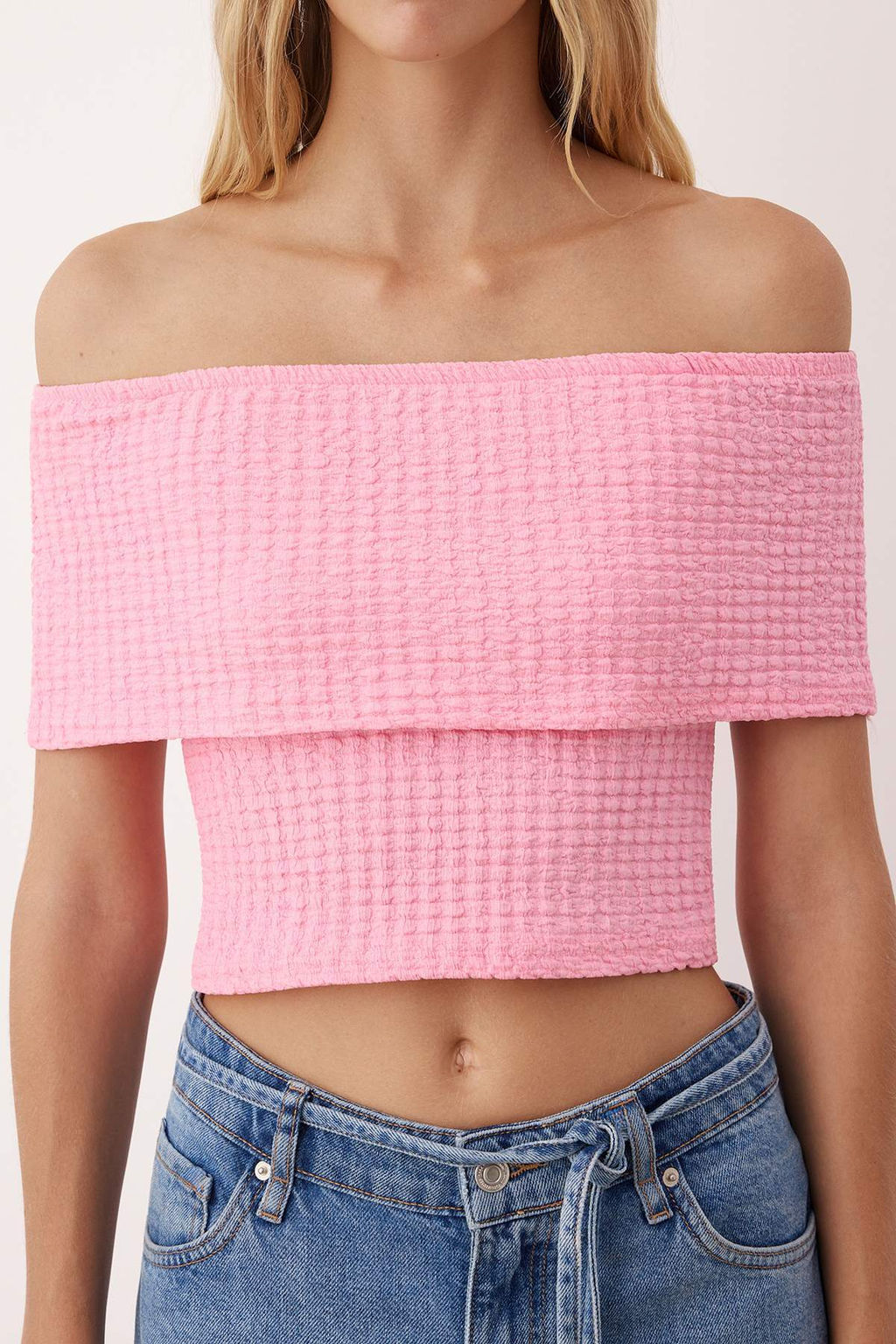 Pembe Dokulu Karmen Yaka Vucuda Oturan Crop Esnek Orme Bluz TWOSS25BZ00602