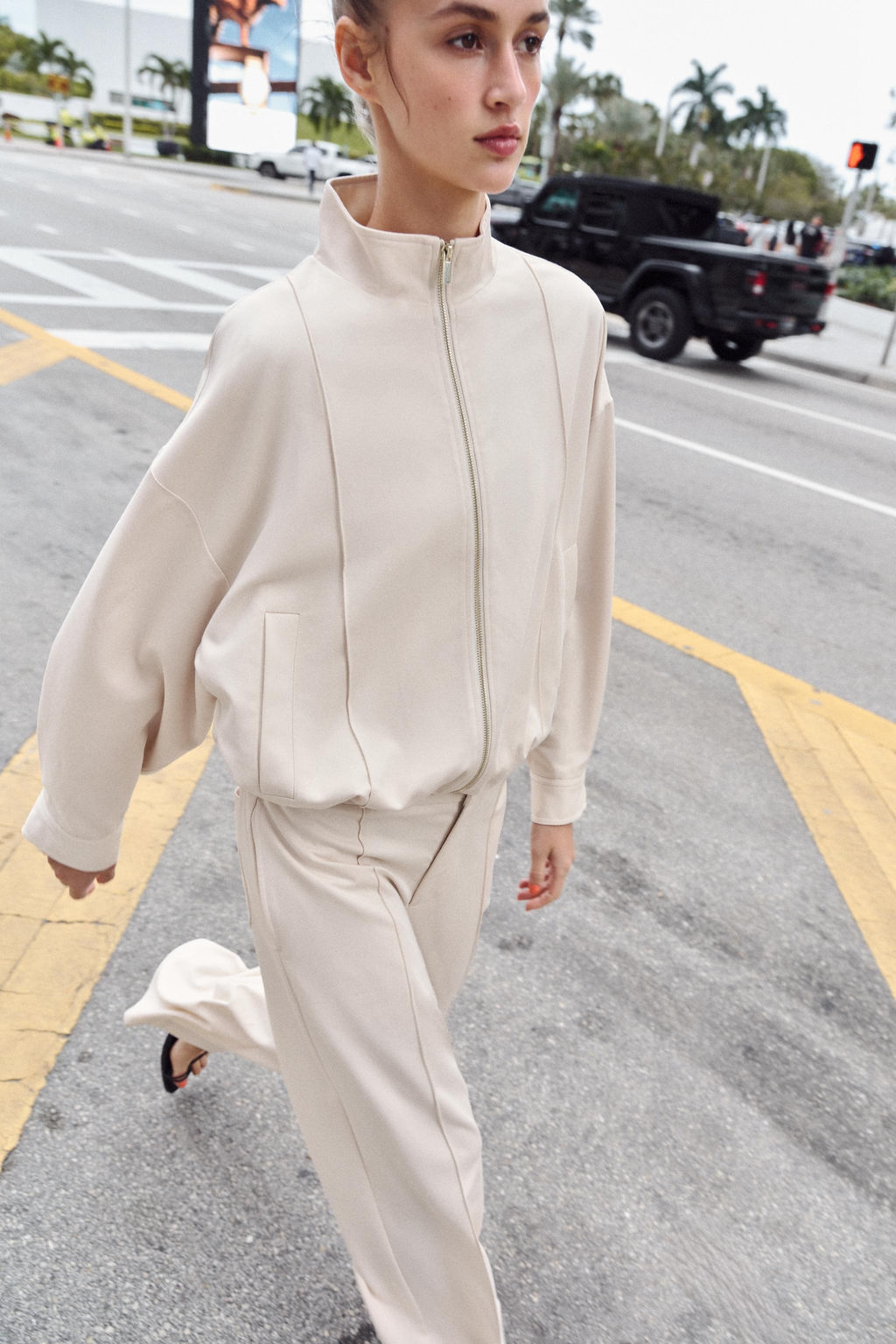 CAZADORA BOMBER CUELLO SUBIDO / Crudo