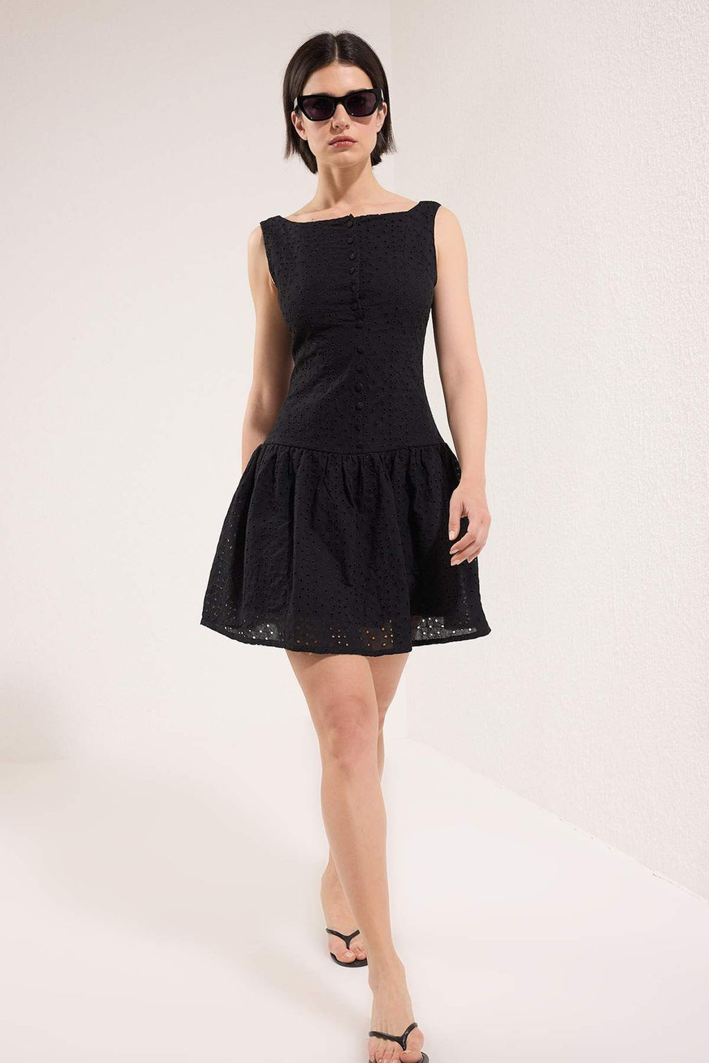 TRENDYOLMILLA Limited Edition Beyaz Etegi Belden Ac?lan Dugme Detayl? Brode Mini Dokuma Elbise TWOSS25EL00521 фото 7