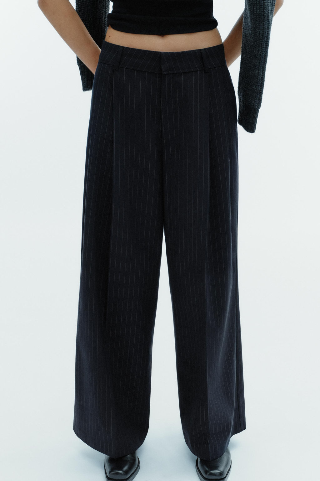 PINSTRIPED TROUSERS WITH DARTS AND POCKET FLAPS - Zara фото 2