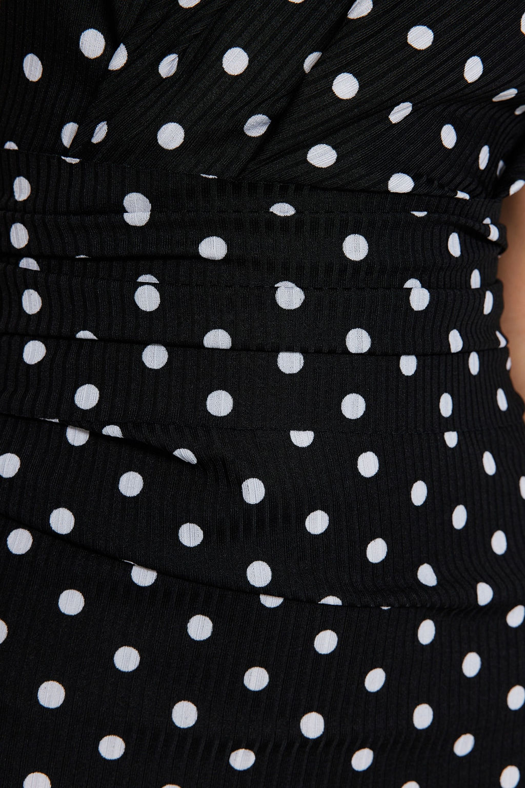 Siyah Bask?l? Fitted/Vucuda Oturan Tek Omuz Asimetrik Buzgu Detayl? Orme Kalem Elbise TWOSS23EL02182