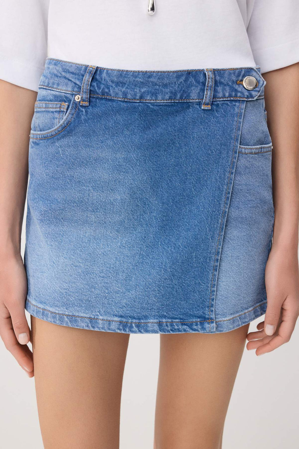 Mavi Kruvaze Kapama Yuksek Bel Az Esnek Denim Sort Etek TWOSS26SR00119 - Trendyolmilla фото 6