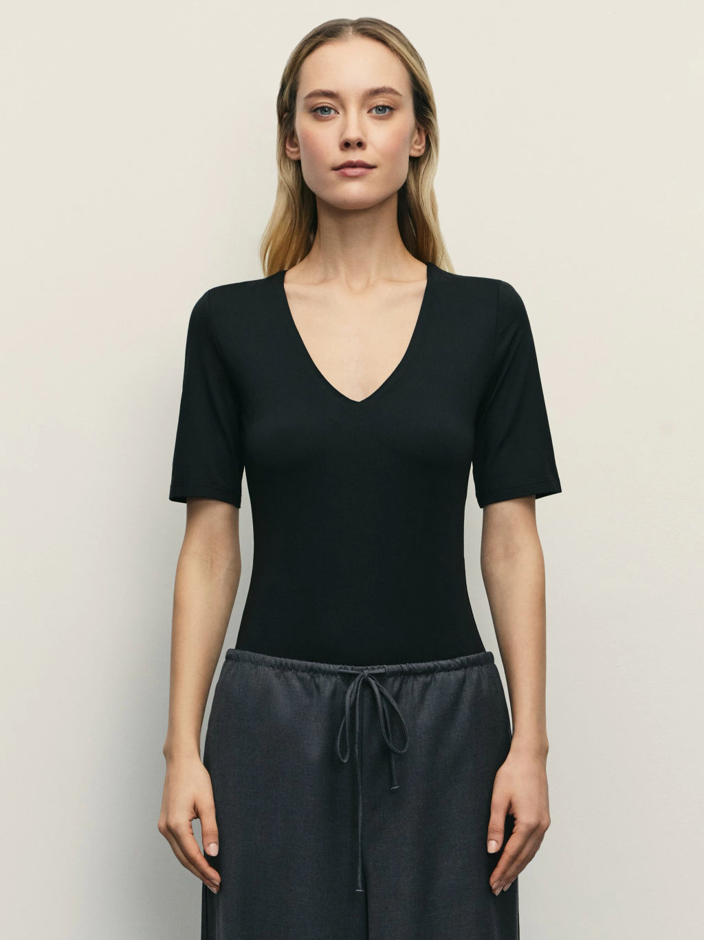 Базовое боди с V-образным вырезом и коротким рукавом / Zarina  фото 7