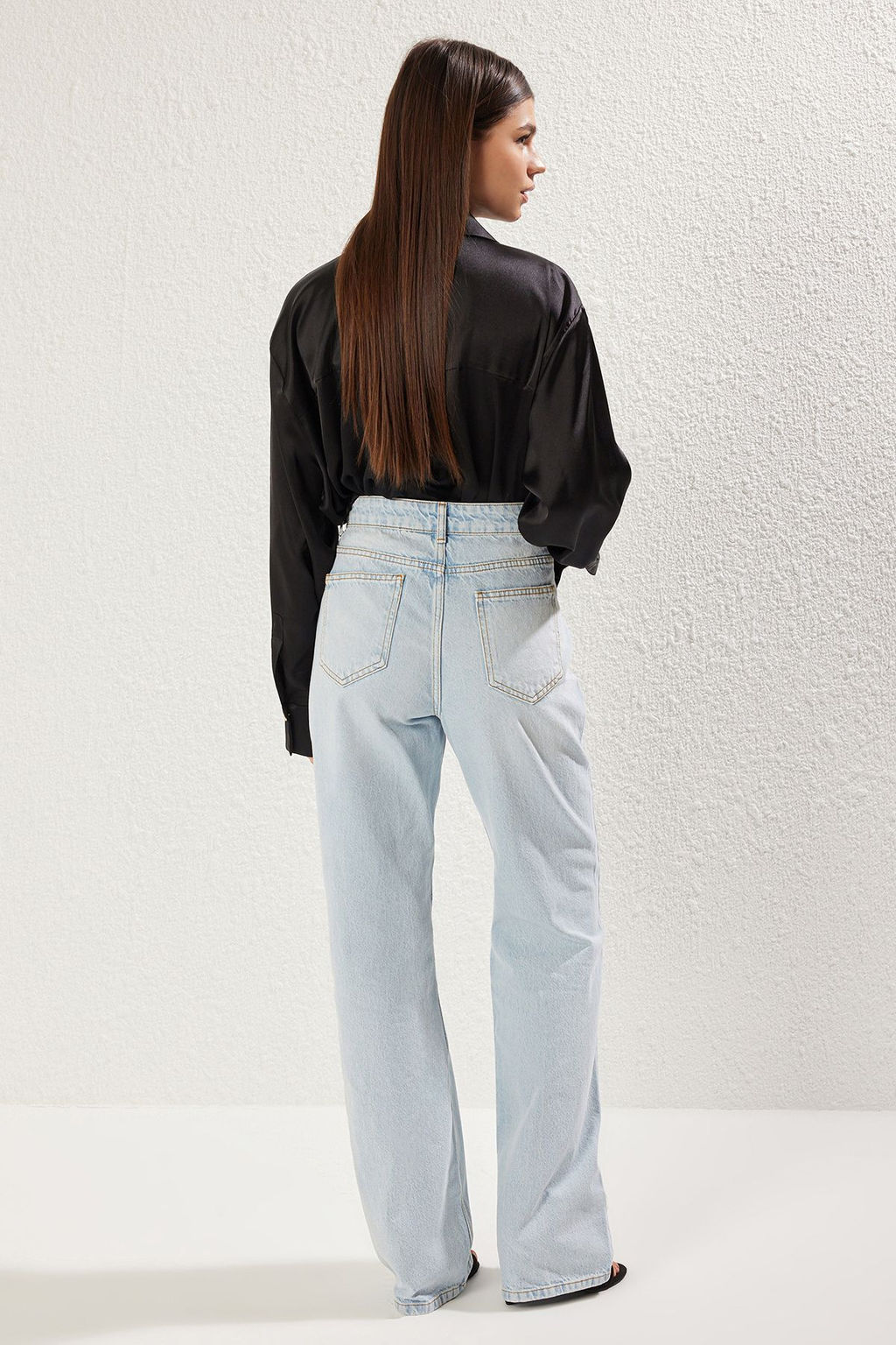 TRENDYOLMILLA Mavi Soluk Efekt Vintage Dusuk Bel Wide Leg Jeans TWOSS24JE00032