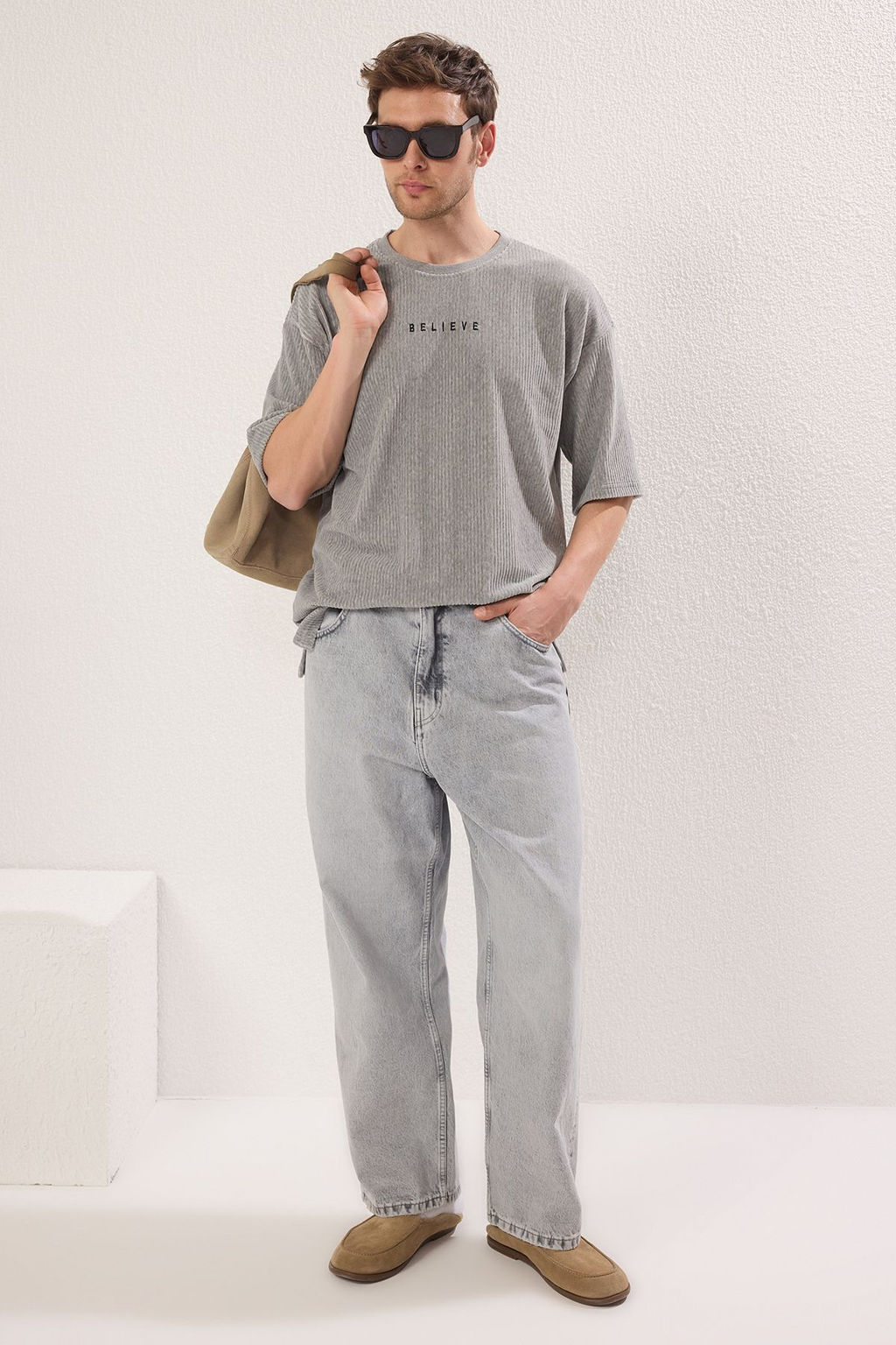 TRENDYOL MAN Gri Oversize/Genis Kesim Yumusak Tuseli Kadife Gorunumlu T-Shirt TMNSS25TS00106 - Trendyolmilla фото 4
