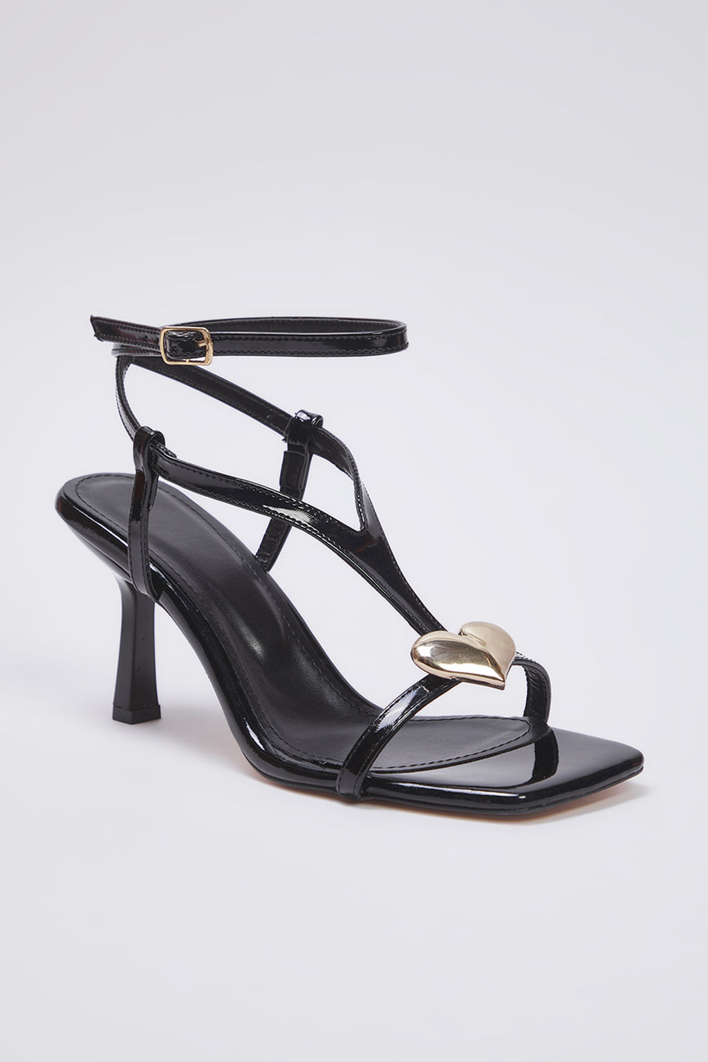 Siyah Alt?n Kalp Aksesuar Detayl? Rugan Kad?n 8 cm Ince Topuklu Sandalet TAKSS25TO00094