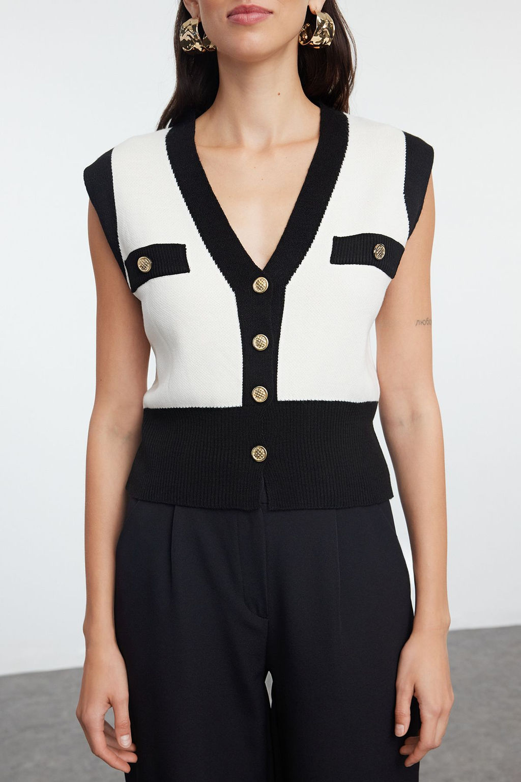 TRENDYOLMILLA Ekru Cep Detayl? V Yaka Fitted Yelek TWOAW25YE00029  фото 8